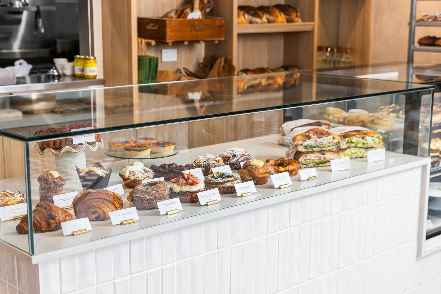 유리 스크린 뒤에 페이스트리가 줄지어 있습니다