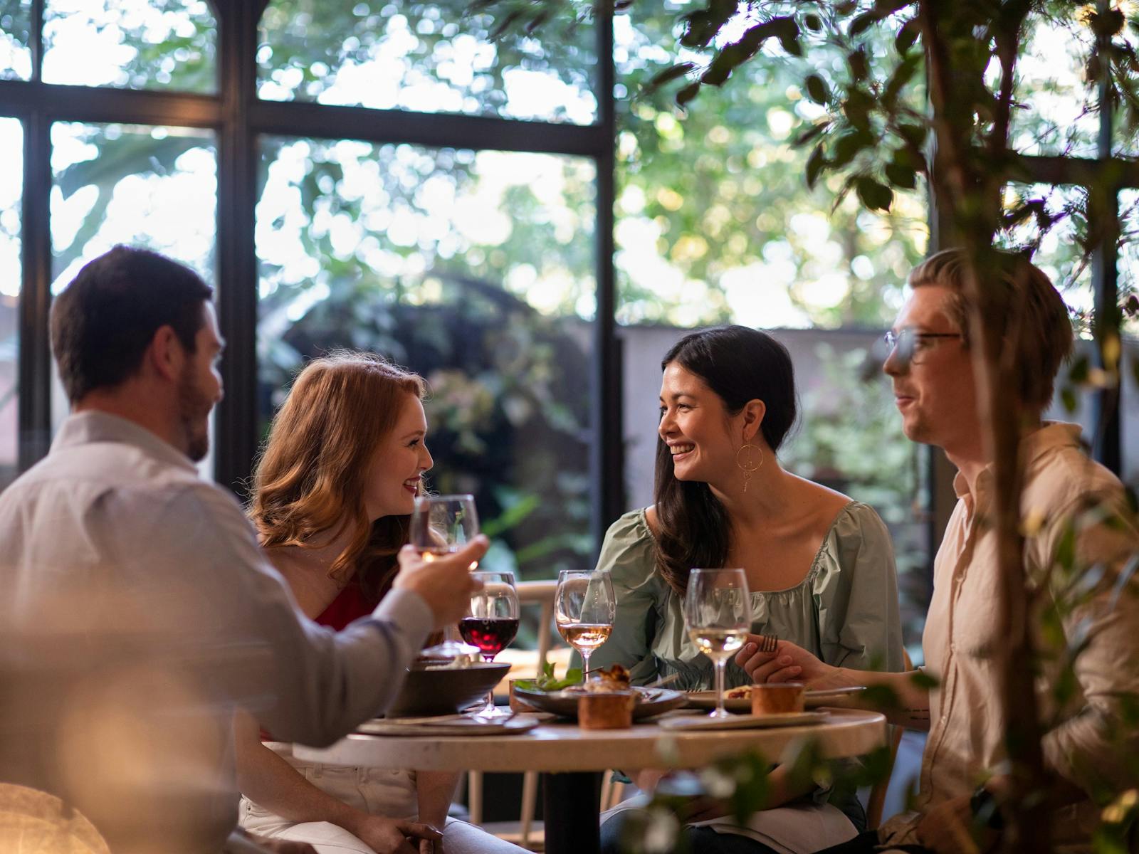 Surry Hills의 Nour Restaurant에서 중동 요리를 즐기는 친구들