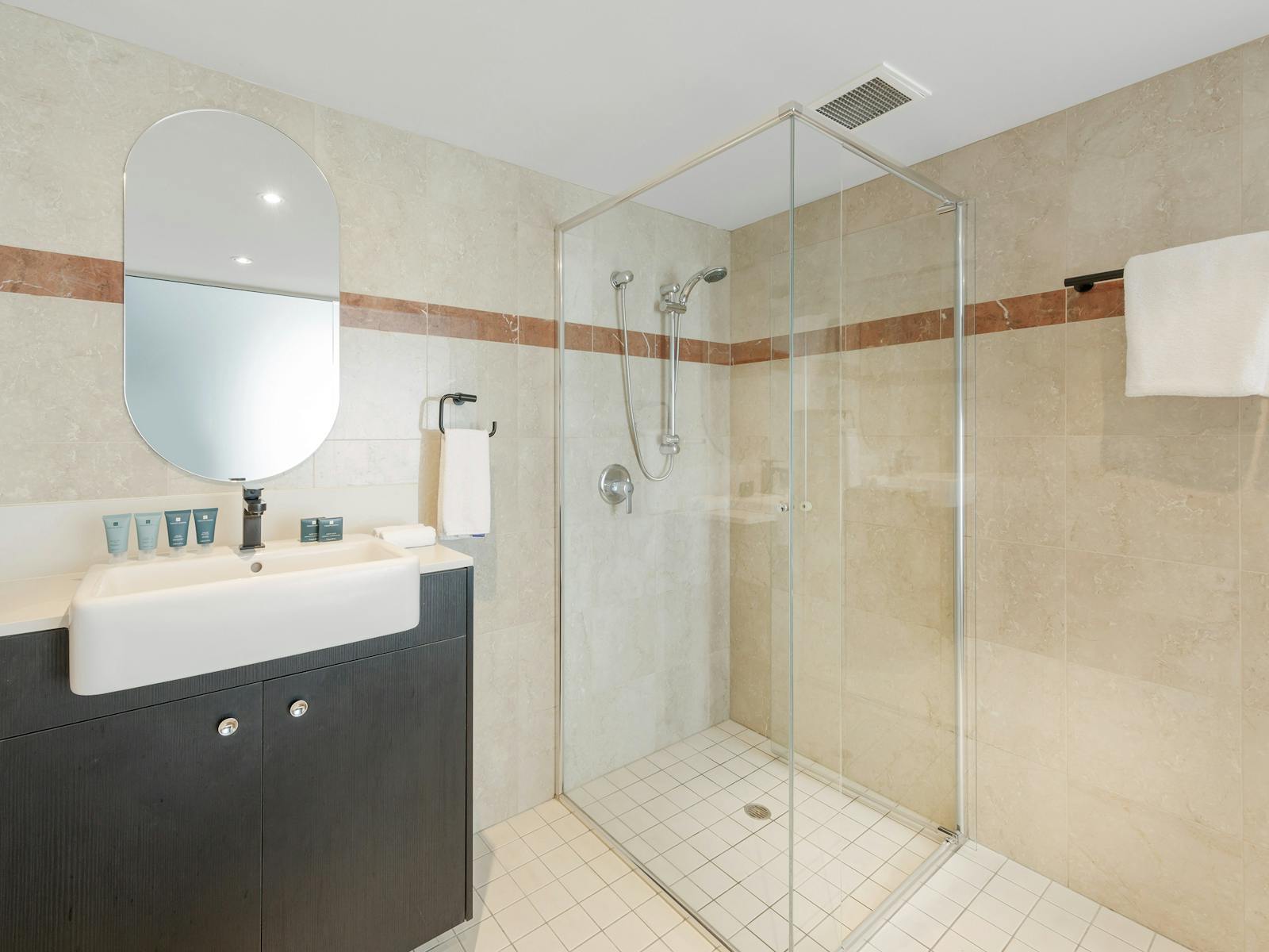 1 Bed Deluxe Bathroom