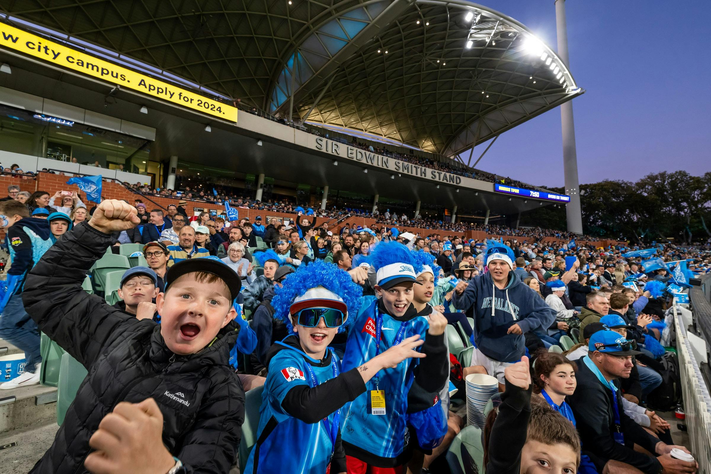 BBL|14 Adelaide Strikers v Brisbane Heat