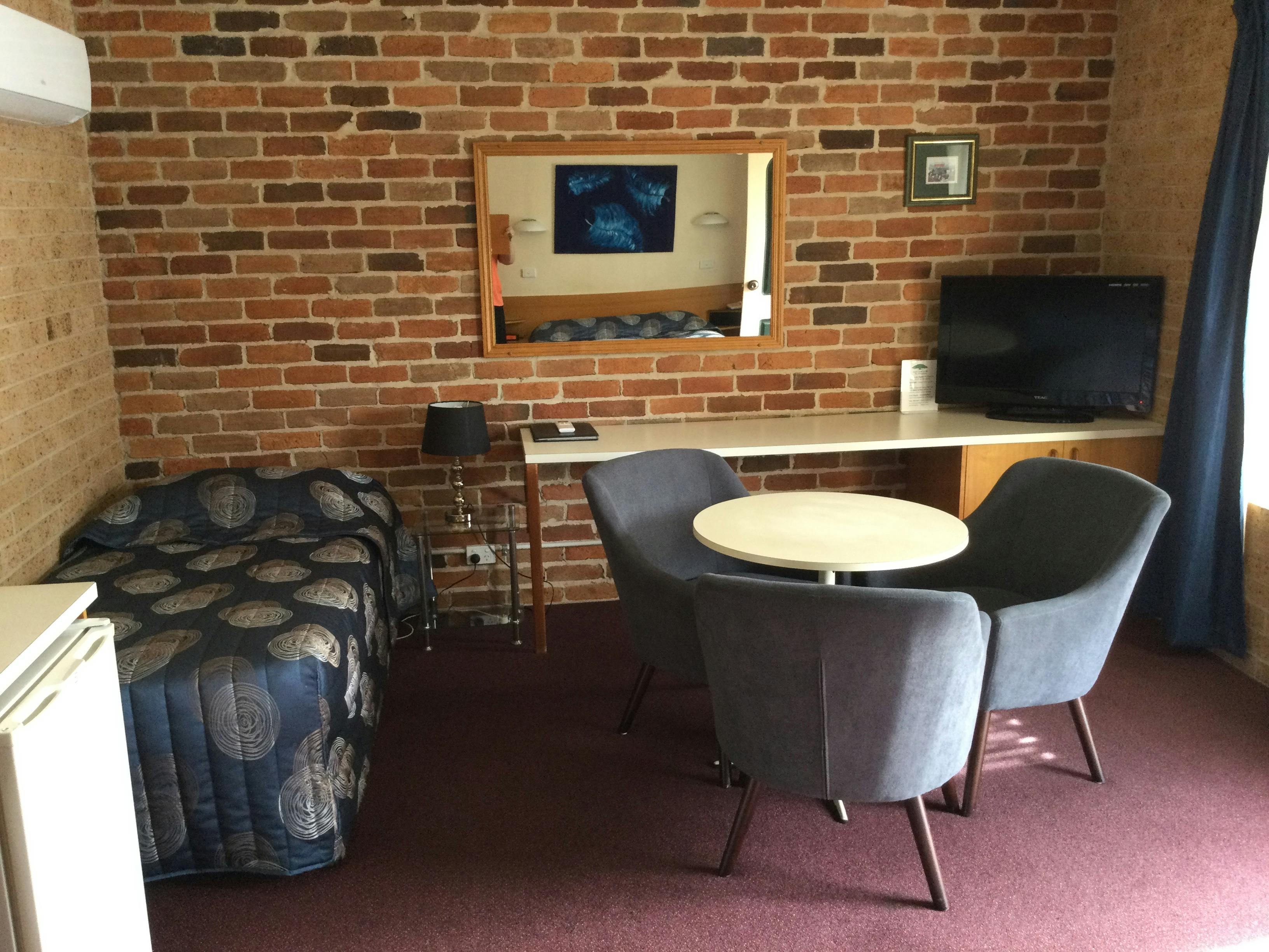 Deluxe Queen/Twin with 1 Queen bed and 1 Single bed, ensuite, table and chairs.