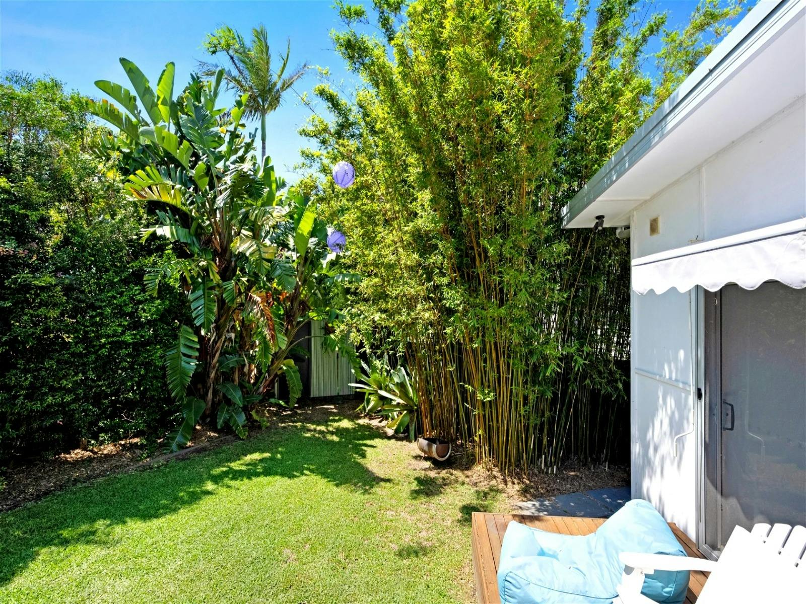 아이들이 즐길 수 있도록 아름답게 꾸며진 넓은 뒷마당