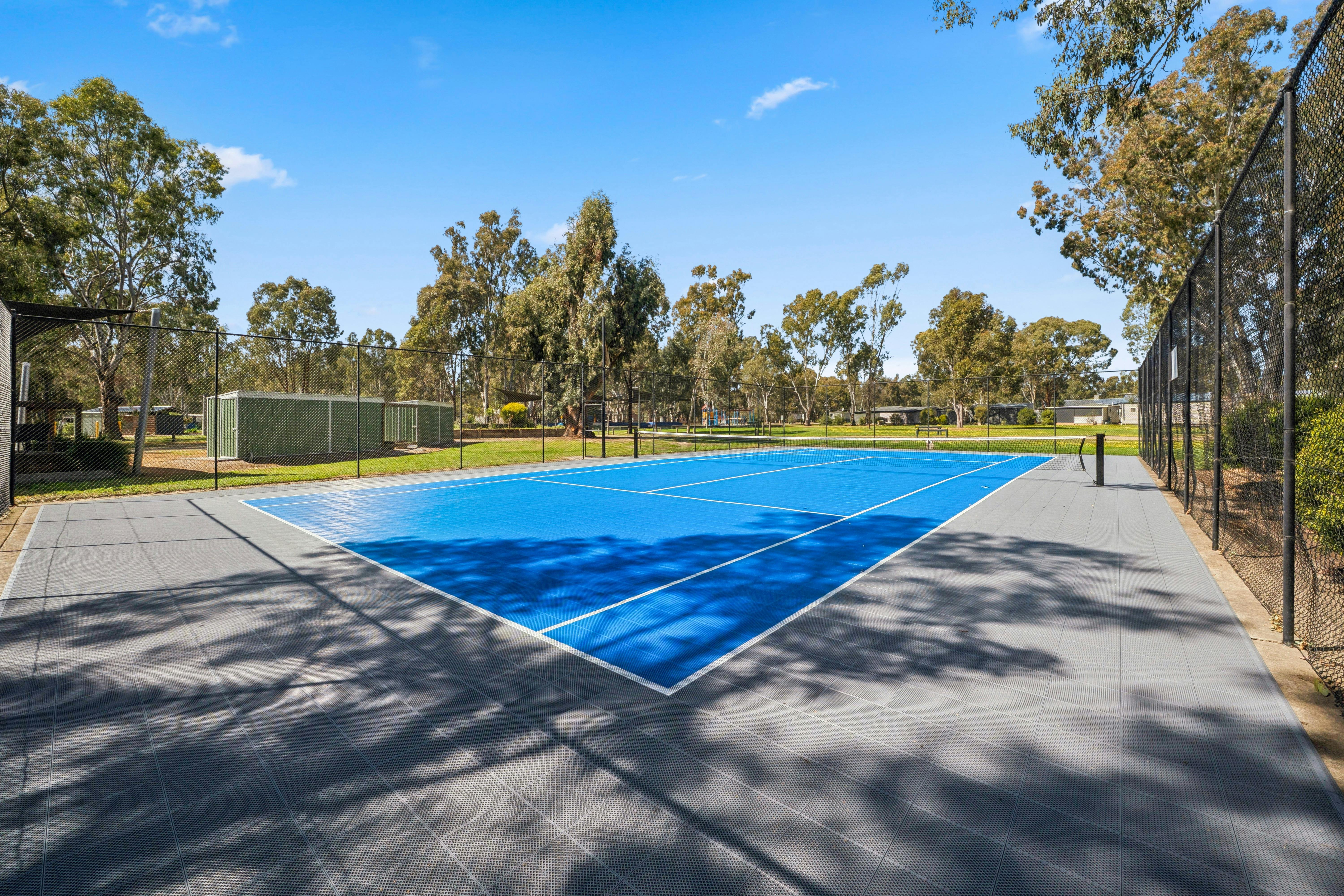 인지니아 홀리데이 머레이 벤드 테니스 코트