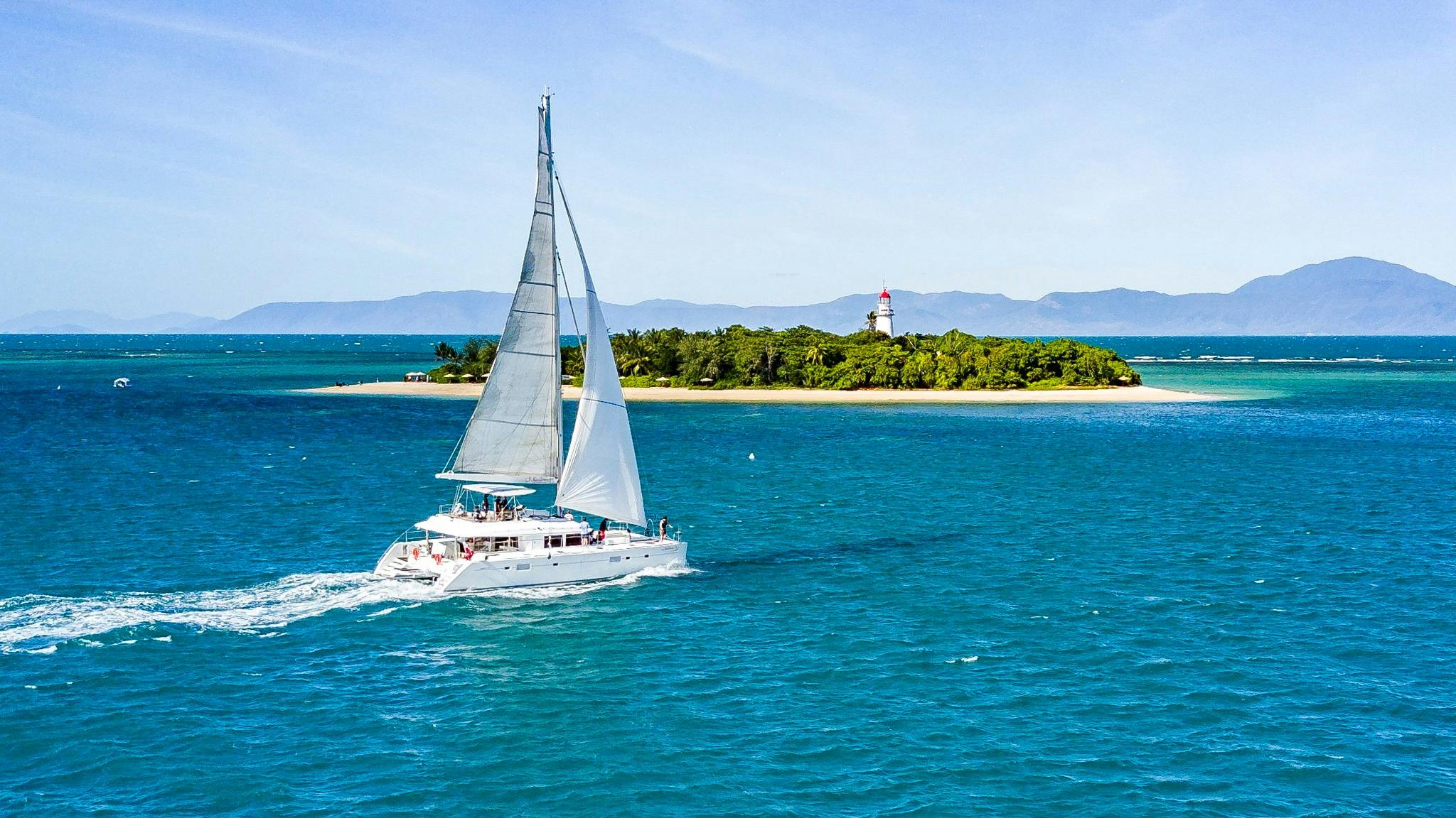 Full Day Low Isles SAVI in full sail Full Day Low Isles SAVI in full sail