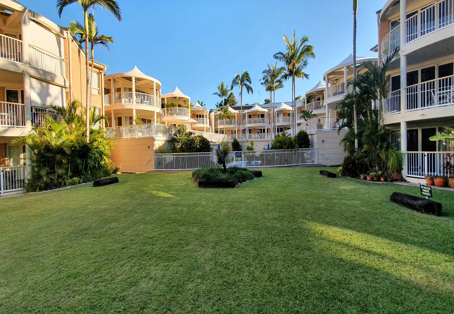 large grounds at Macquarie Lodge Noosa