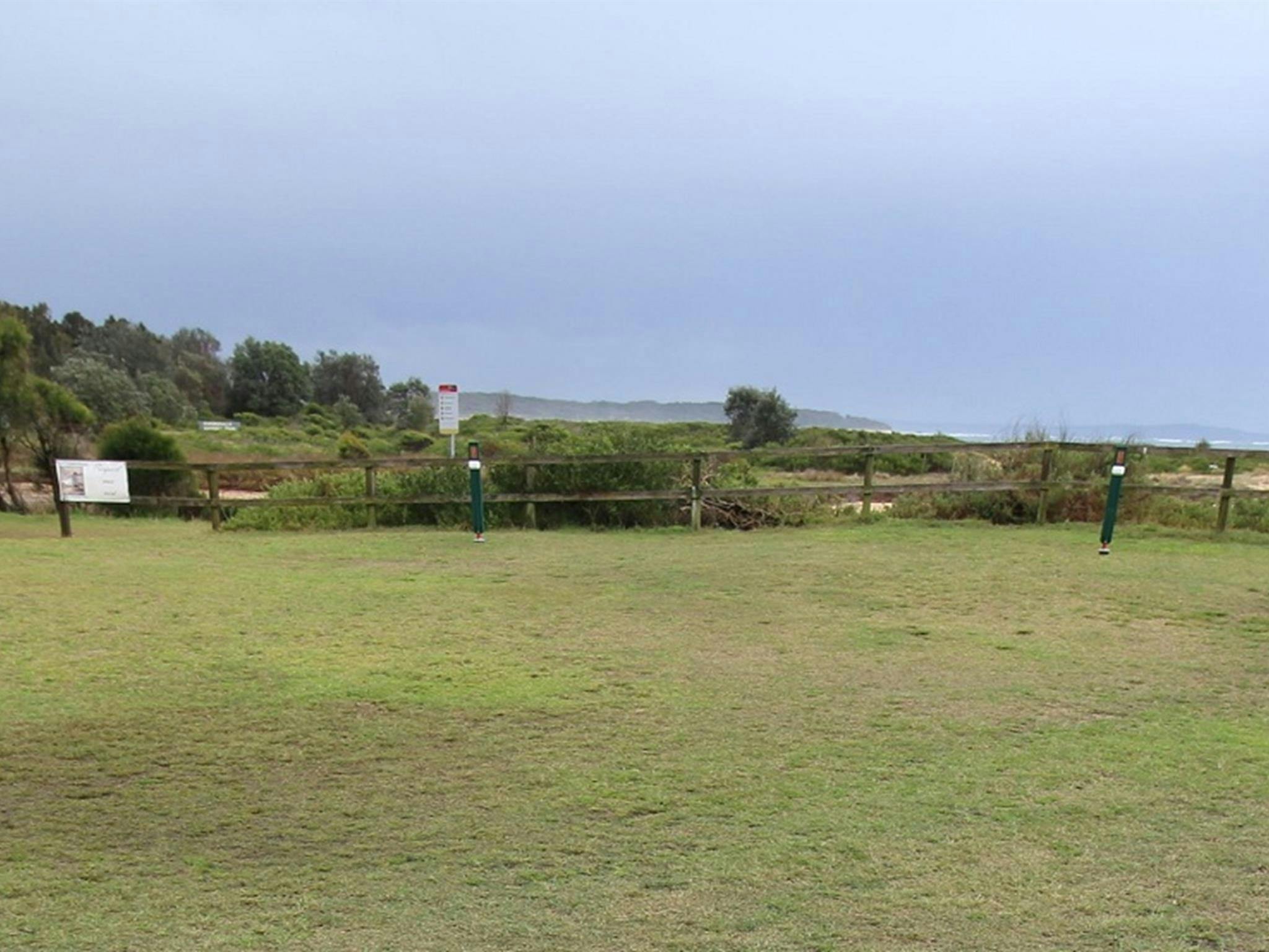 ユーロボダラ国立公園、嵐の日のコンゴキャンプ場のビーチと屋外シャワー。写真：