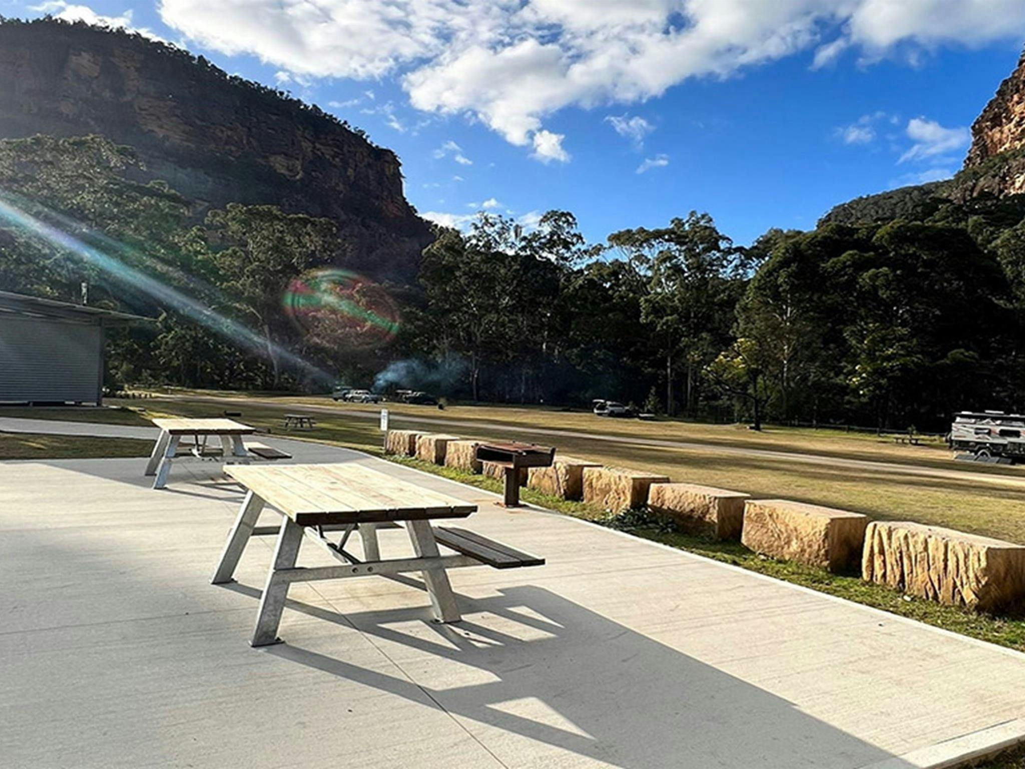 Picknicktische befinden sich auf den rollstuhlgerechten Campingplätzen. Bildnachweis: © DCCEEW