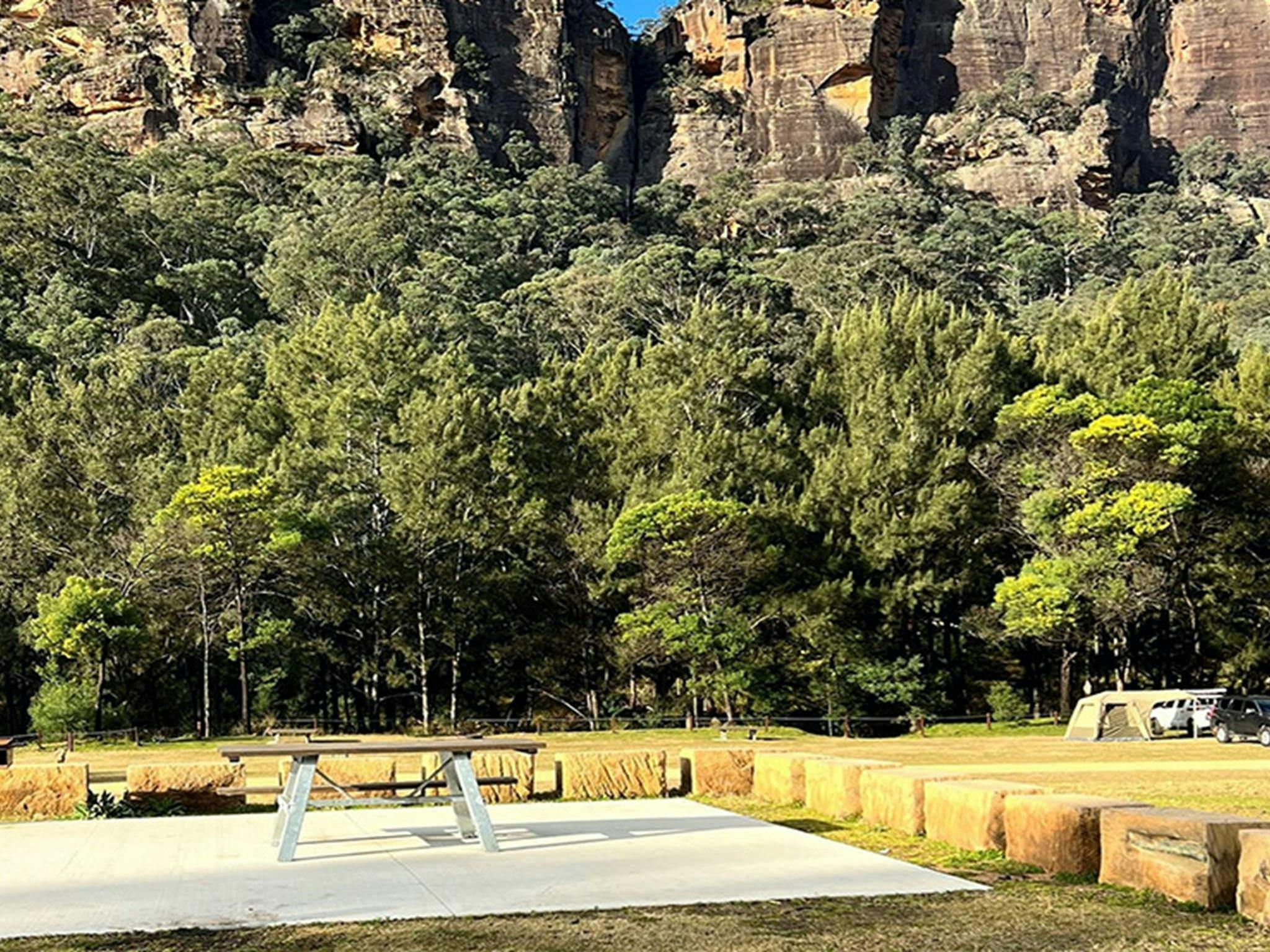 Einer der rollstuhlgerechten Stellplätze auf dem Campingplatz Coorongooba. Bildnachweis: © DCCEEW