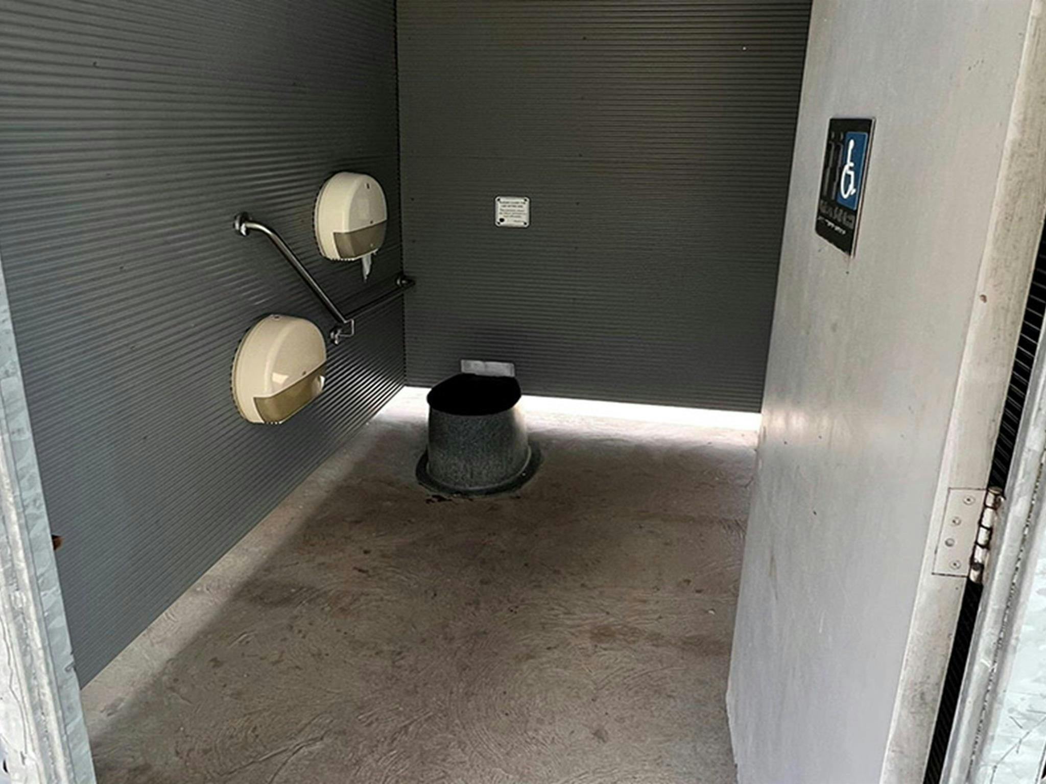 Innenansicht der Trockentoilette mit Haltegriff auf dem Campingplatz Coorongooba. Bildnachweis: © DCCEEW