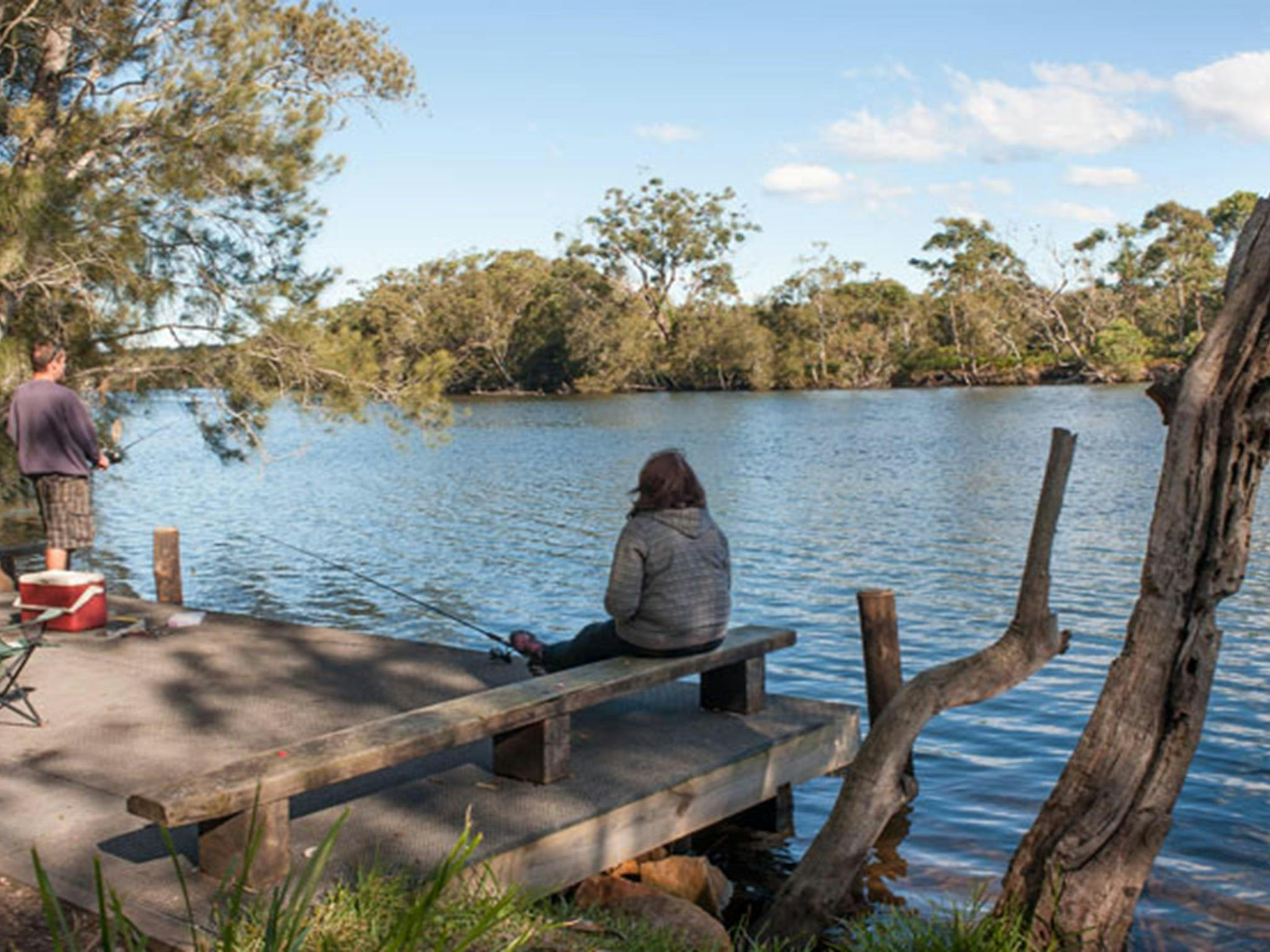 Eine Person angelt am Wandandian Creek im Corramy Regional Park. Foto: Michael van Ewijk © DPIE