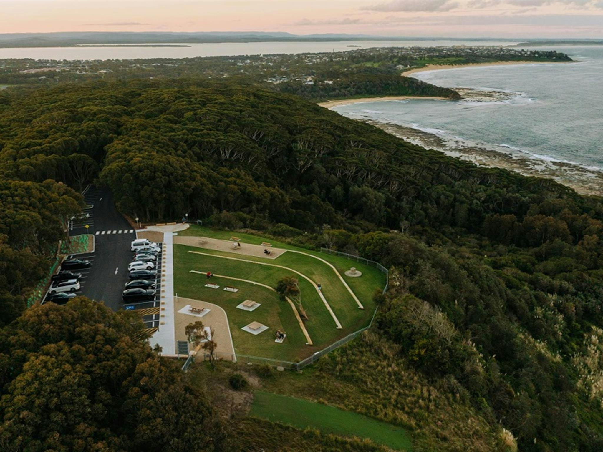 克拉克内克角观景台鸟瞰图，图中显示了停车场和入口。图片来源：Remy Brand/DCCEEW