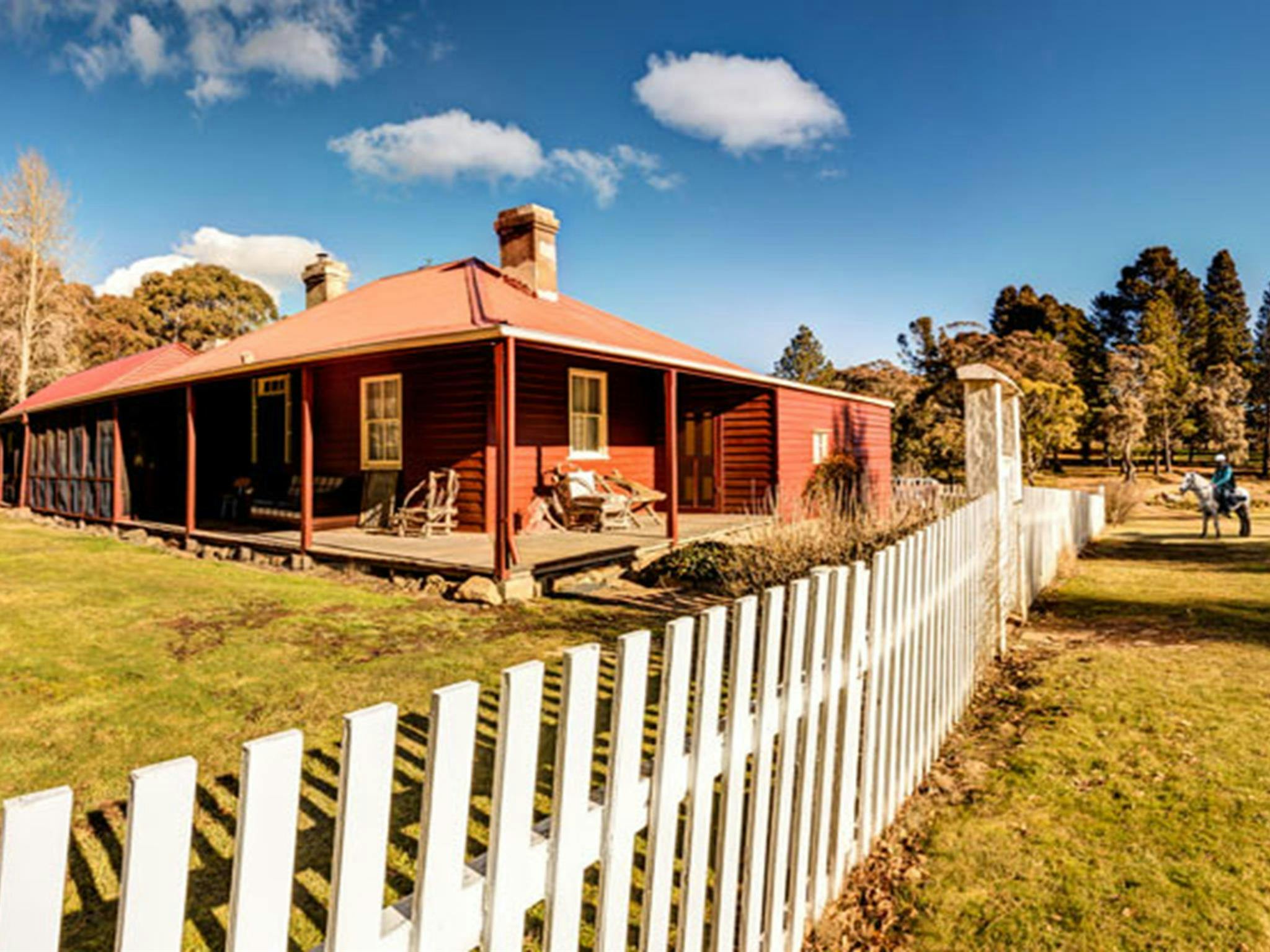 騎馬者正接近科修斯科國家公園的庫蘭戈莊園。照片：Murray Vanderveer/DPIE