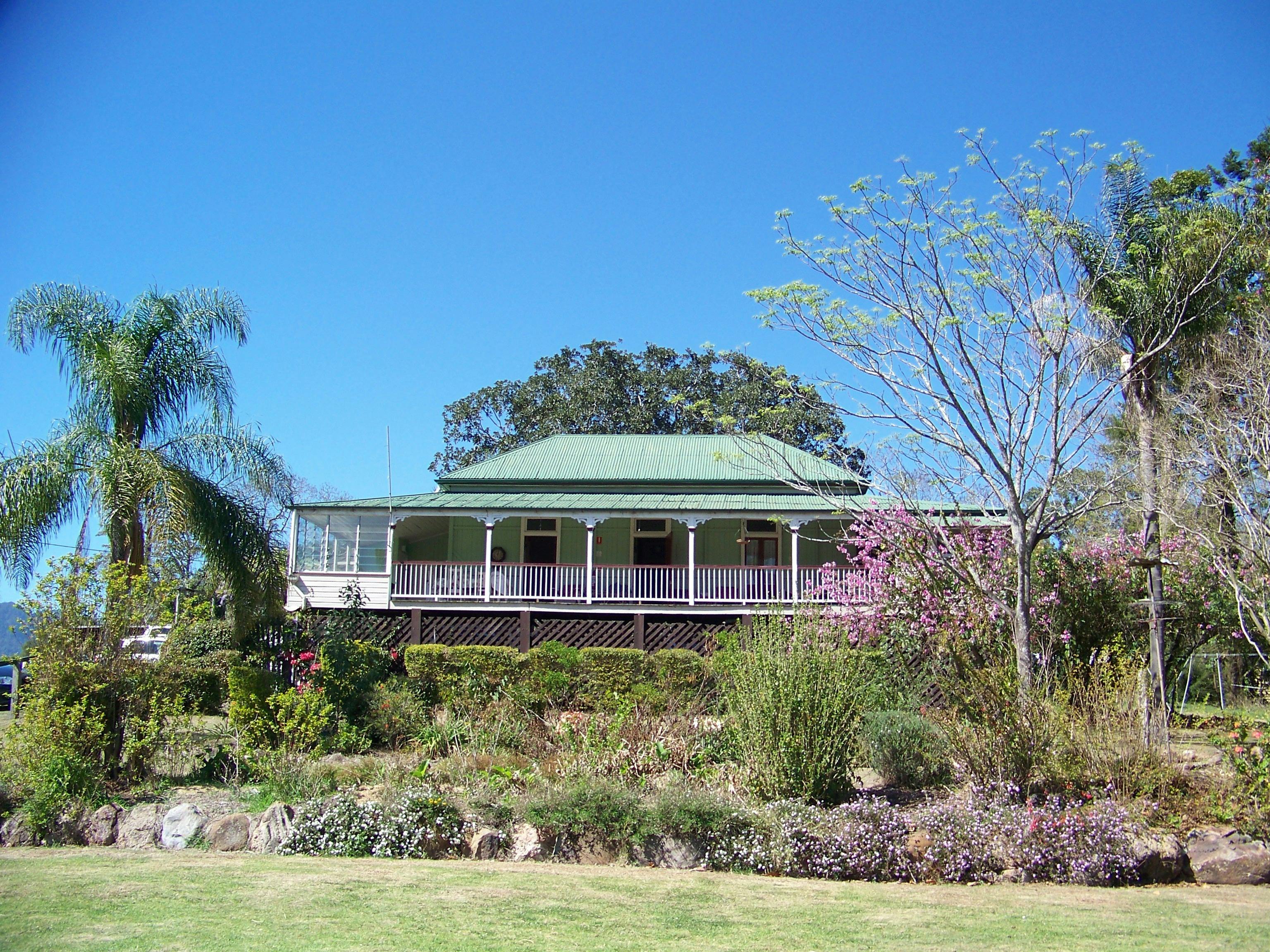 Large 4 bedroom Homestead which can sleep up to 12 people, has 2 bathrooms.