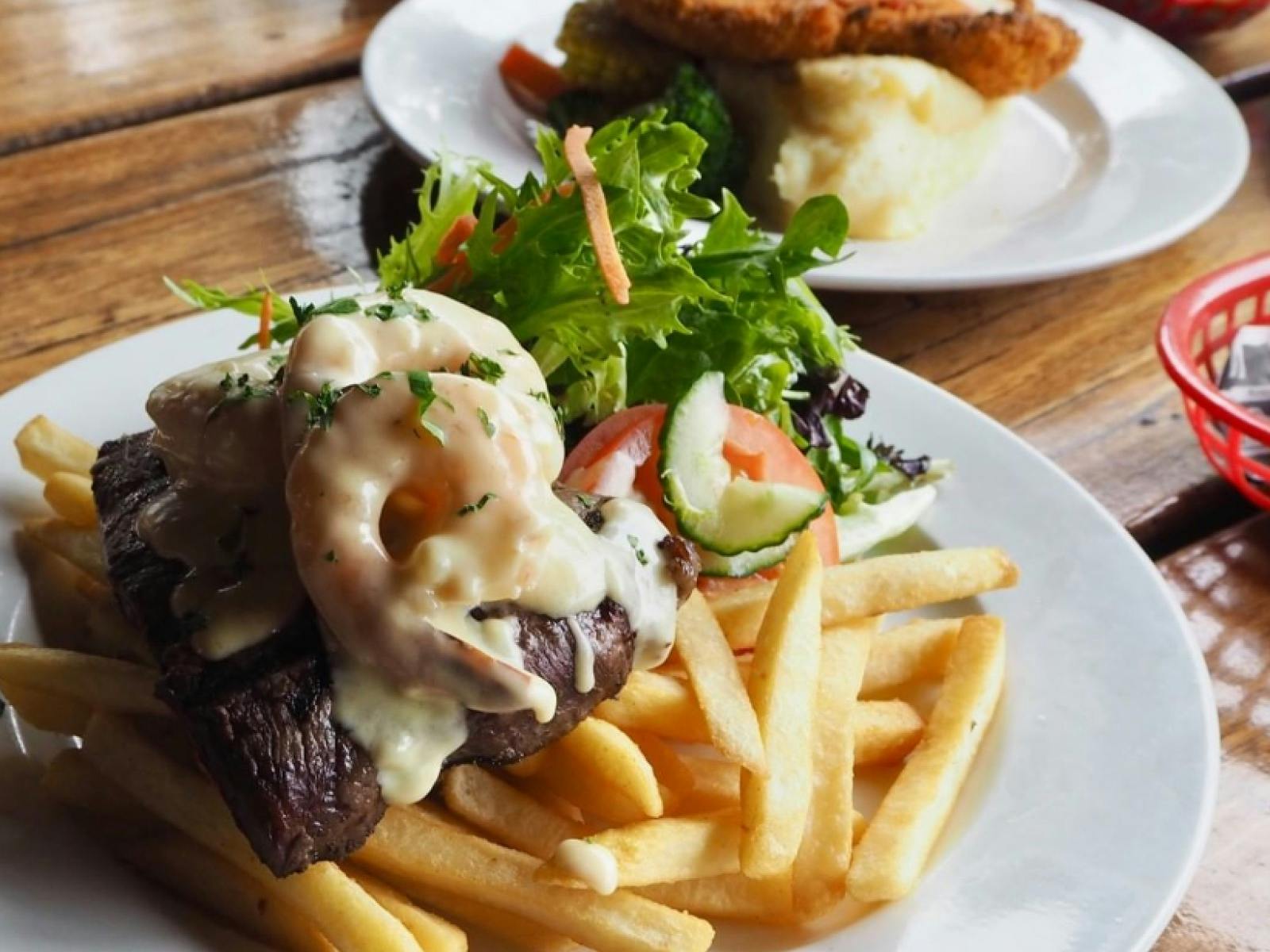 牛排、蝦和薯條