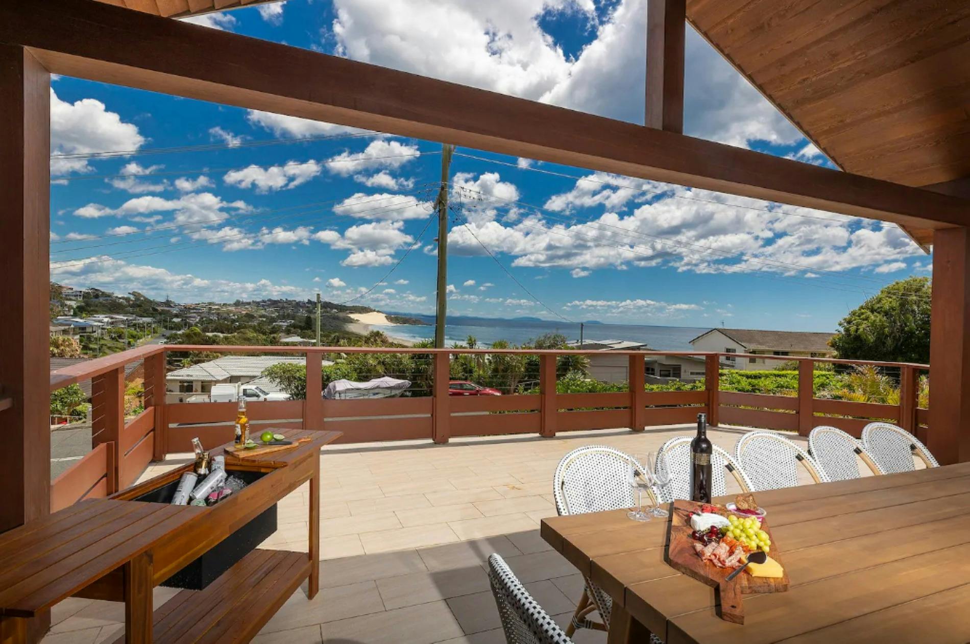 바다 전망을 감상할 수 있는 넓은 발코니 식사 공간