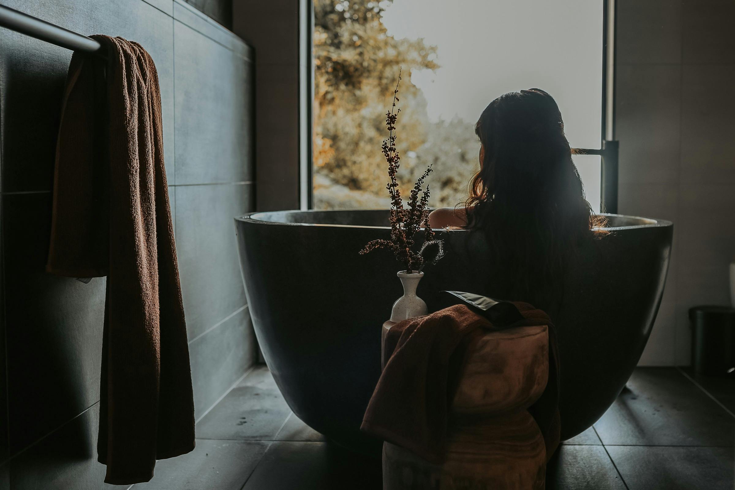 Round charcoal bath overlooking the ocean