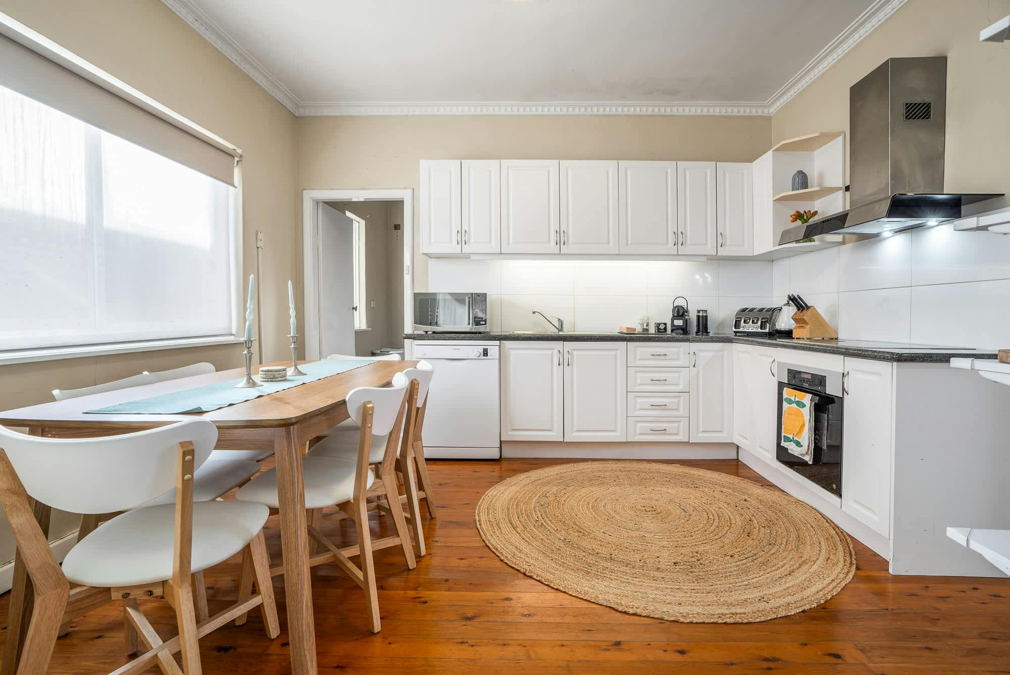 식탁과 주방 벤치