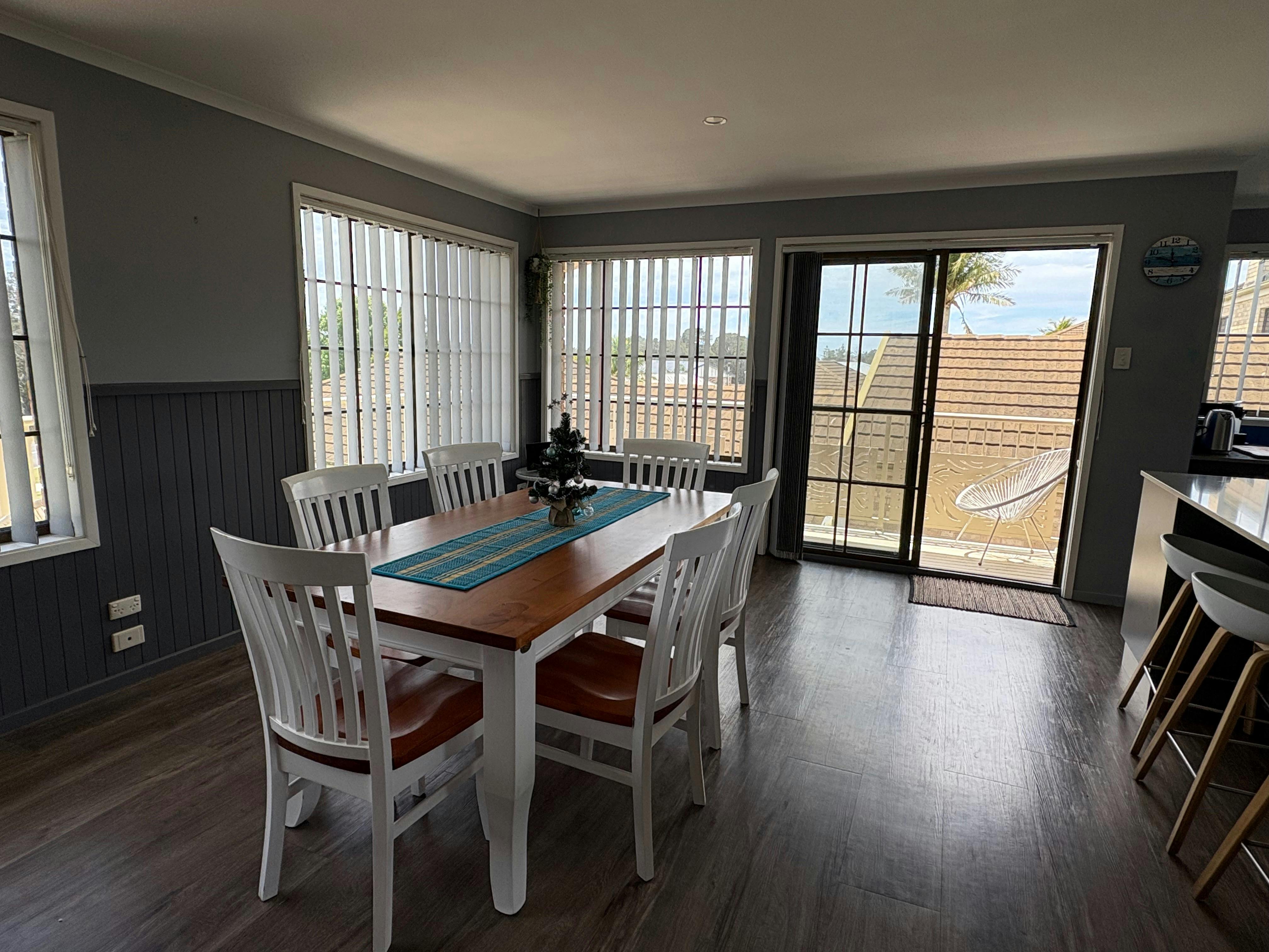 Seats 6 and 4 chairs at kitchen bench