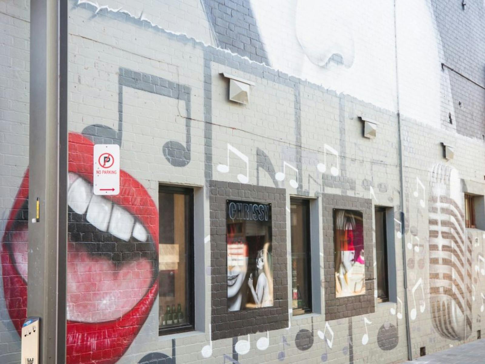 Paining on wall lips and music notes