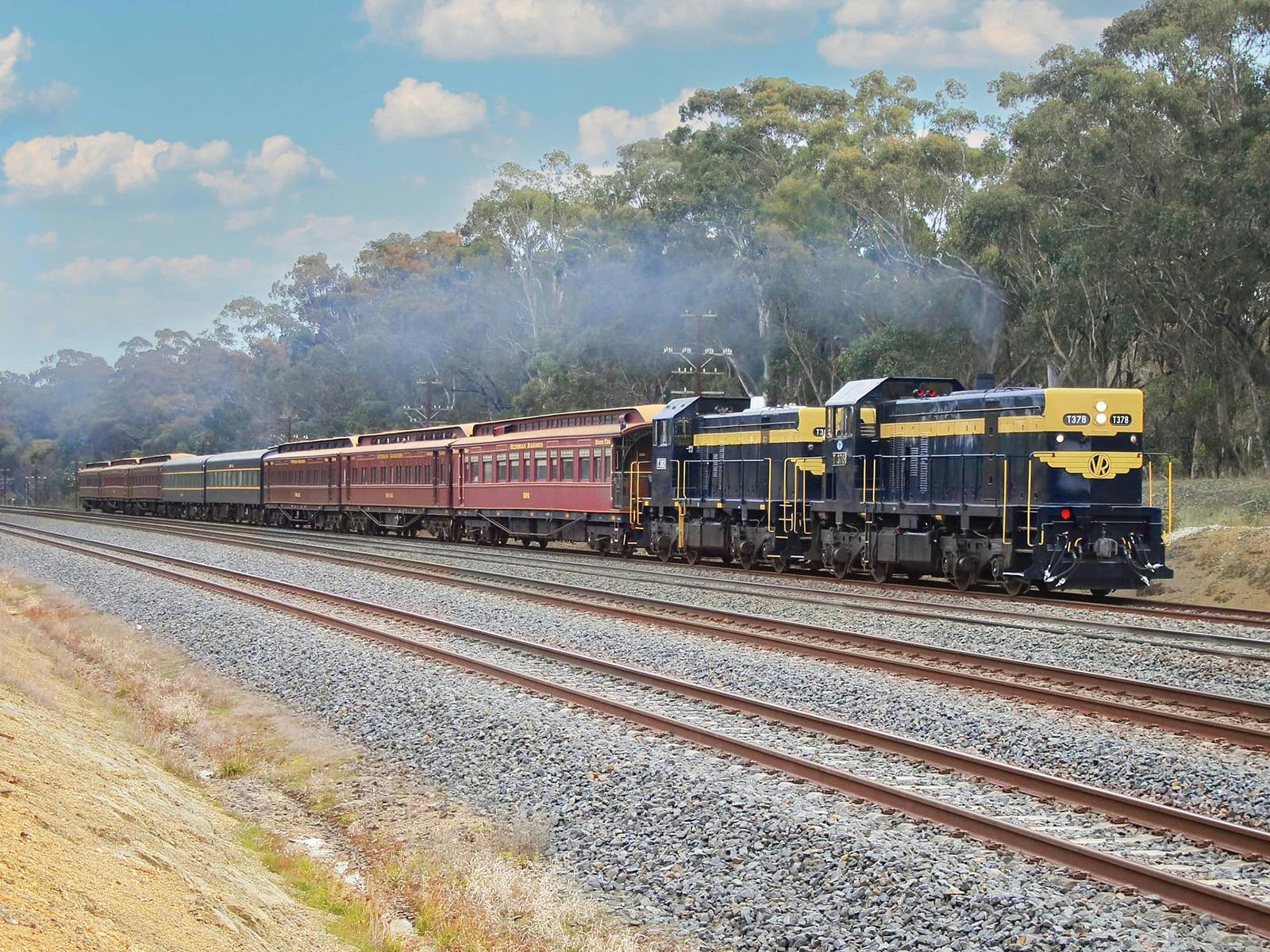Locomotives and carriages of The Dining Train