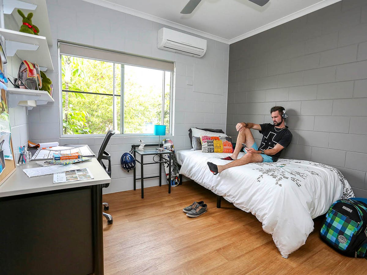 Bedroom with Single Bed