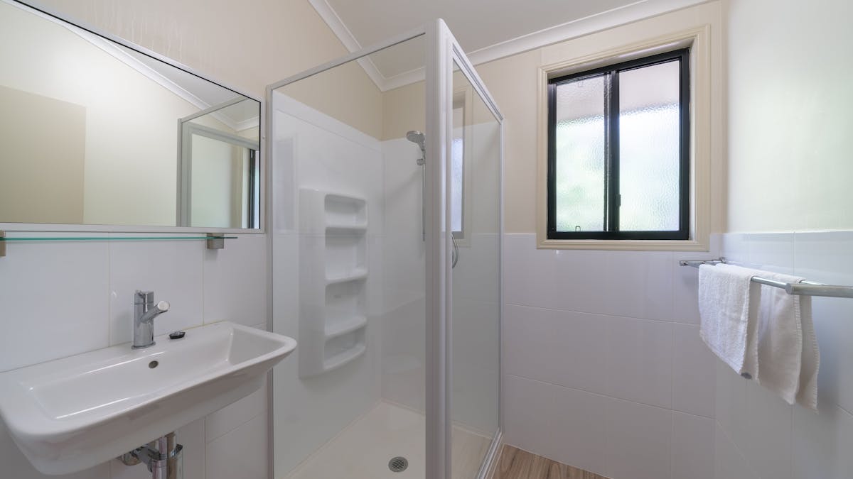 Deluxe Cabin (Bathroom) | Capricorn Caves