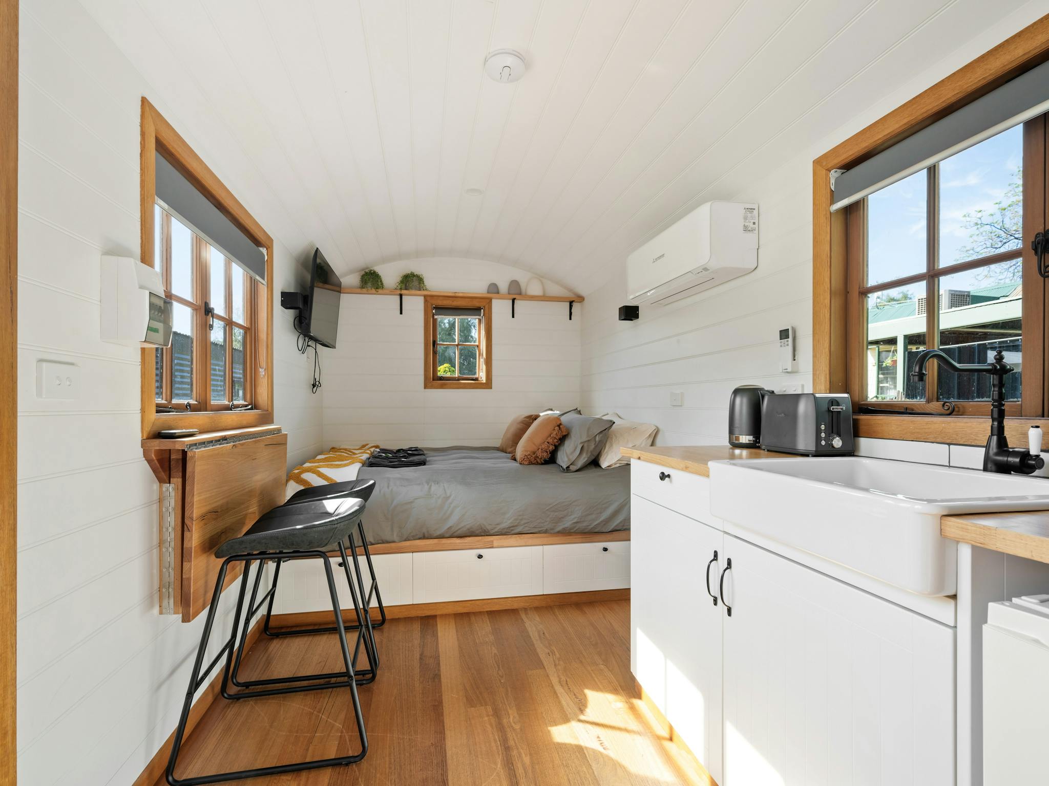 The Family Shepherd's Hut eldorado caravan park