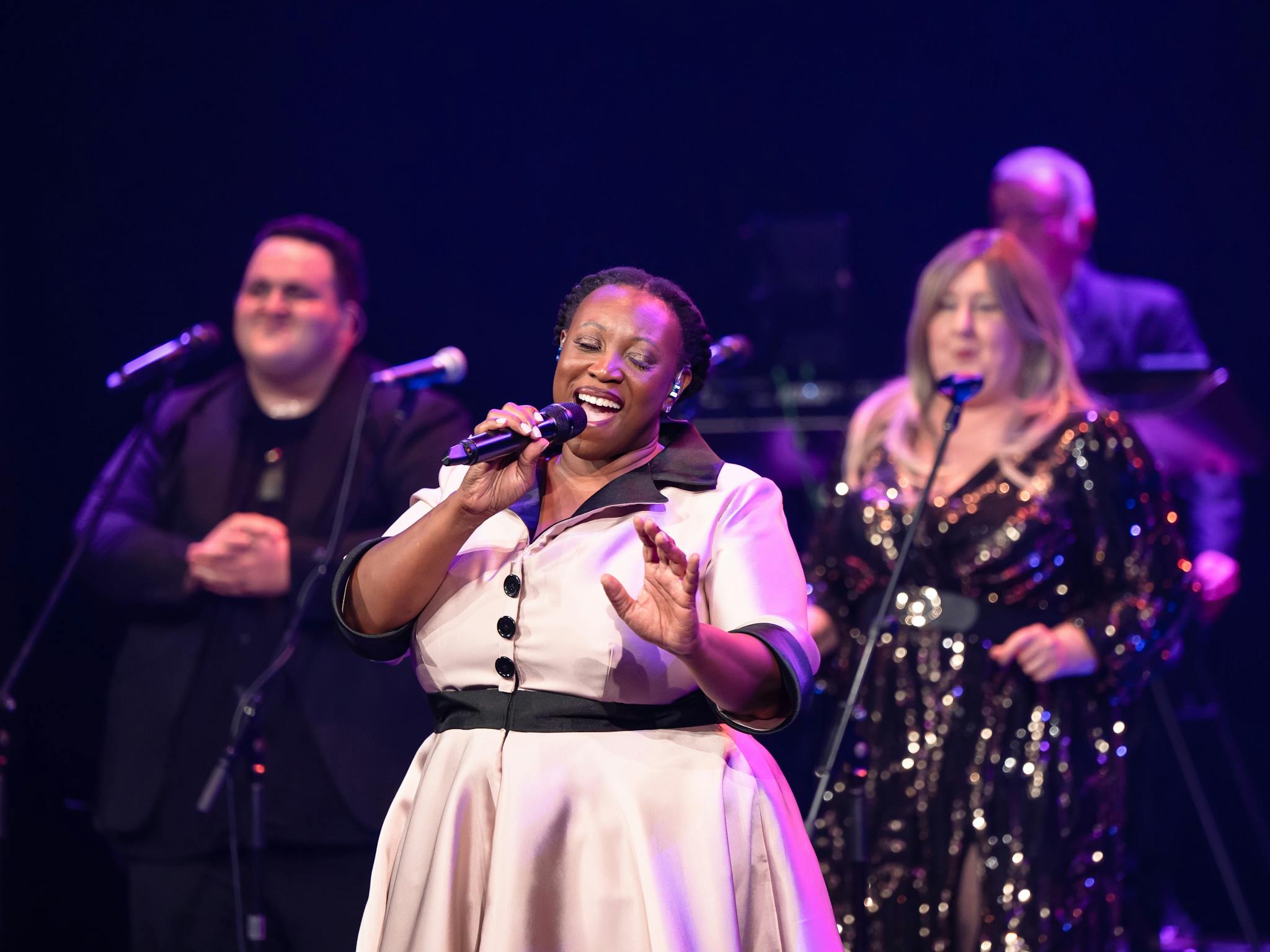 Asabi Goodman performing live with The Big Chillout