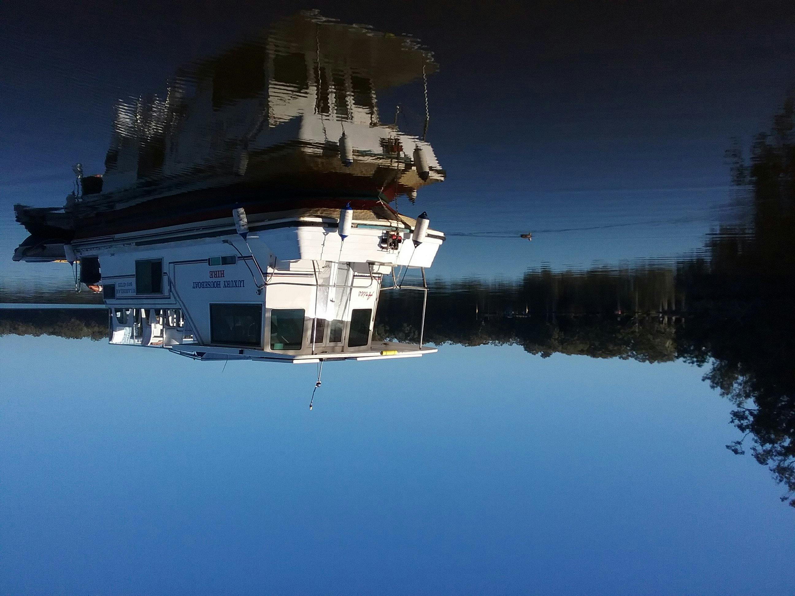 33ft houseboat for up to 6 people