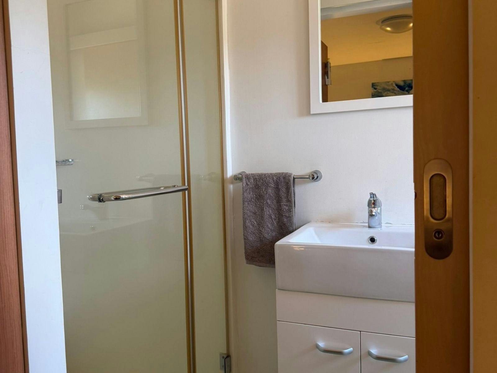Ensuite Twin room at hells gate roadhouse