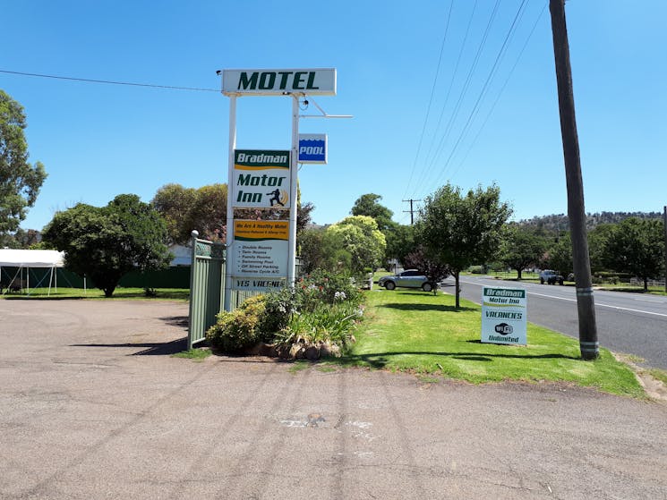 Bradman Motor Inn