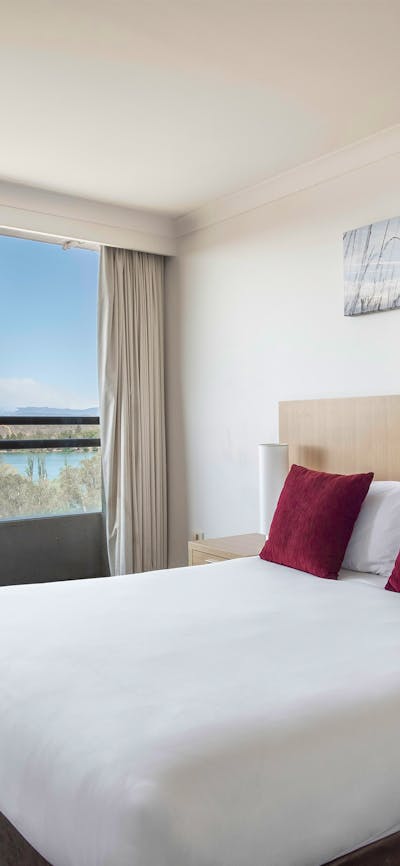 BreakFree Capital Tower - 2 Bedroom Apartment Lake Side