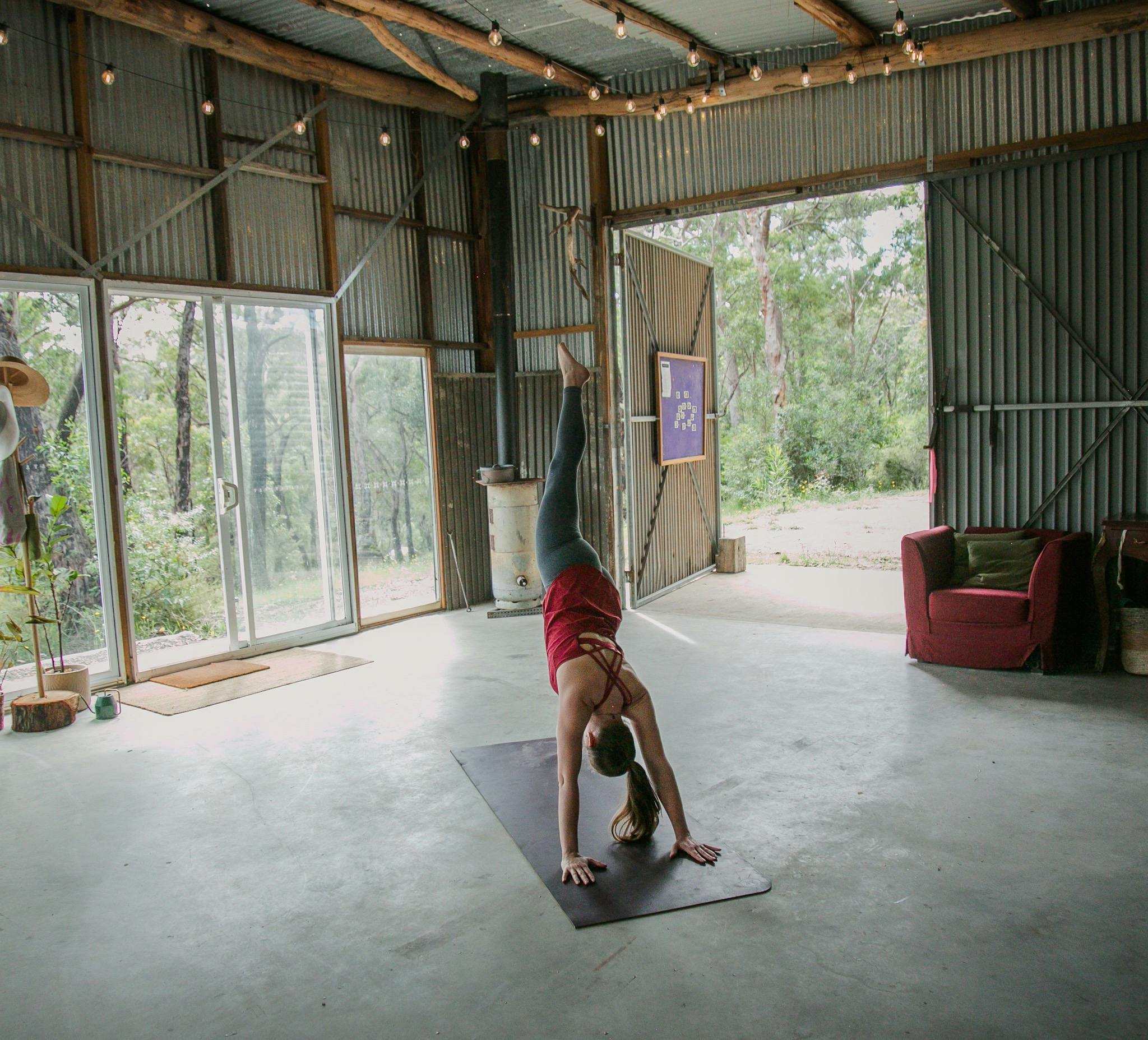 Frau in Pilates-Pose