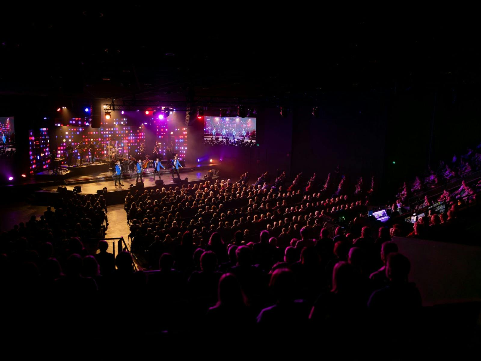 Crowd of The 60 Four