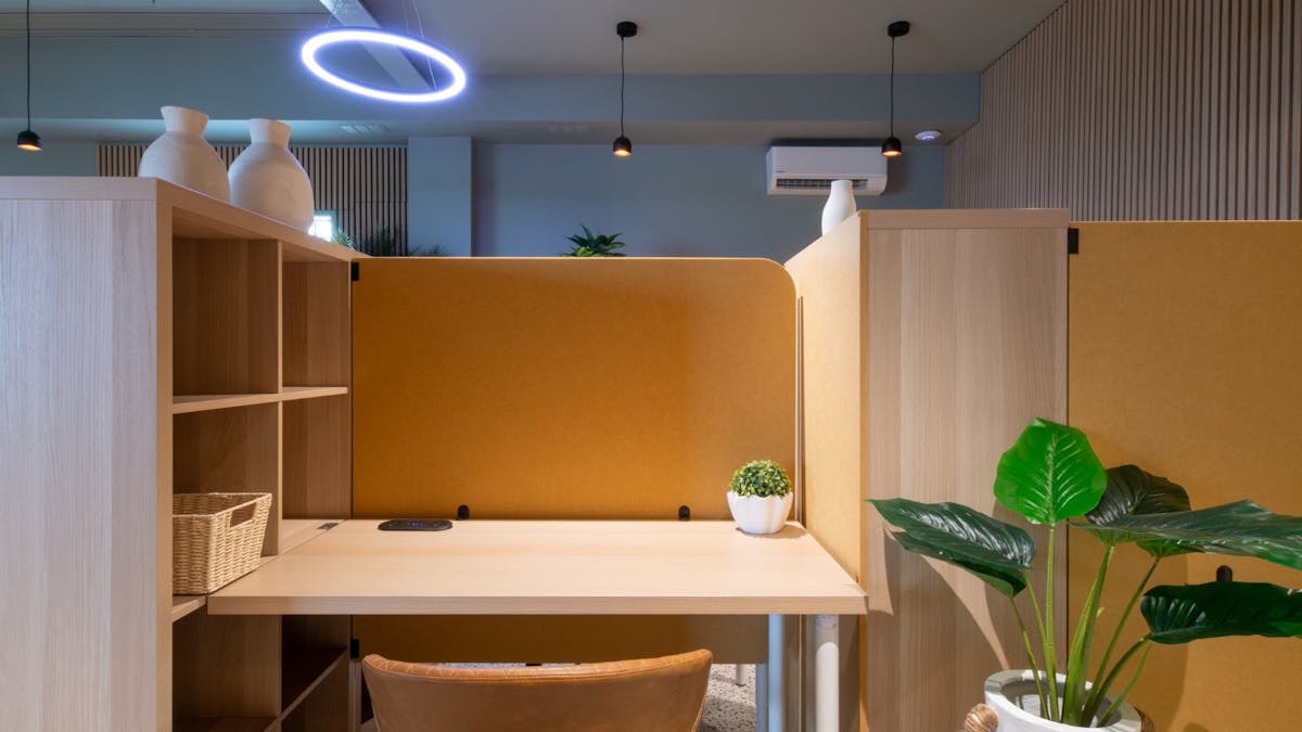 A modern hot desk at Beachfront Collaborative.