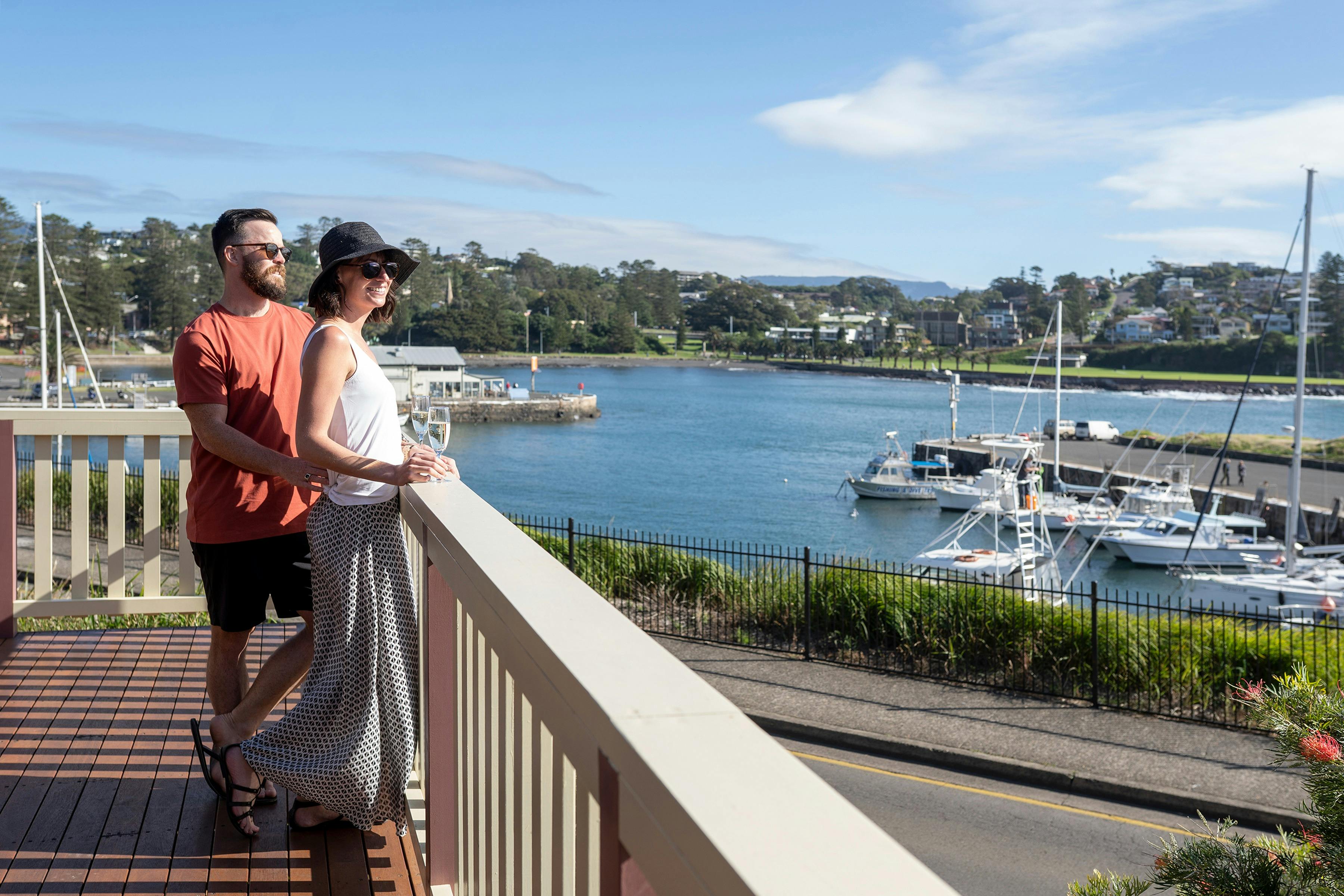 넓은 데크 항구 전망 커플