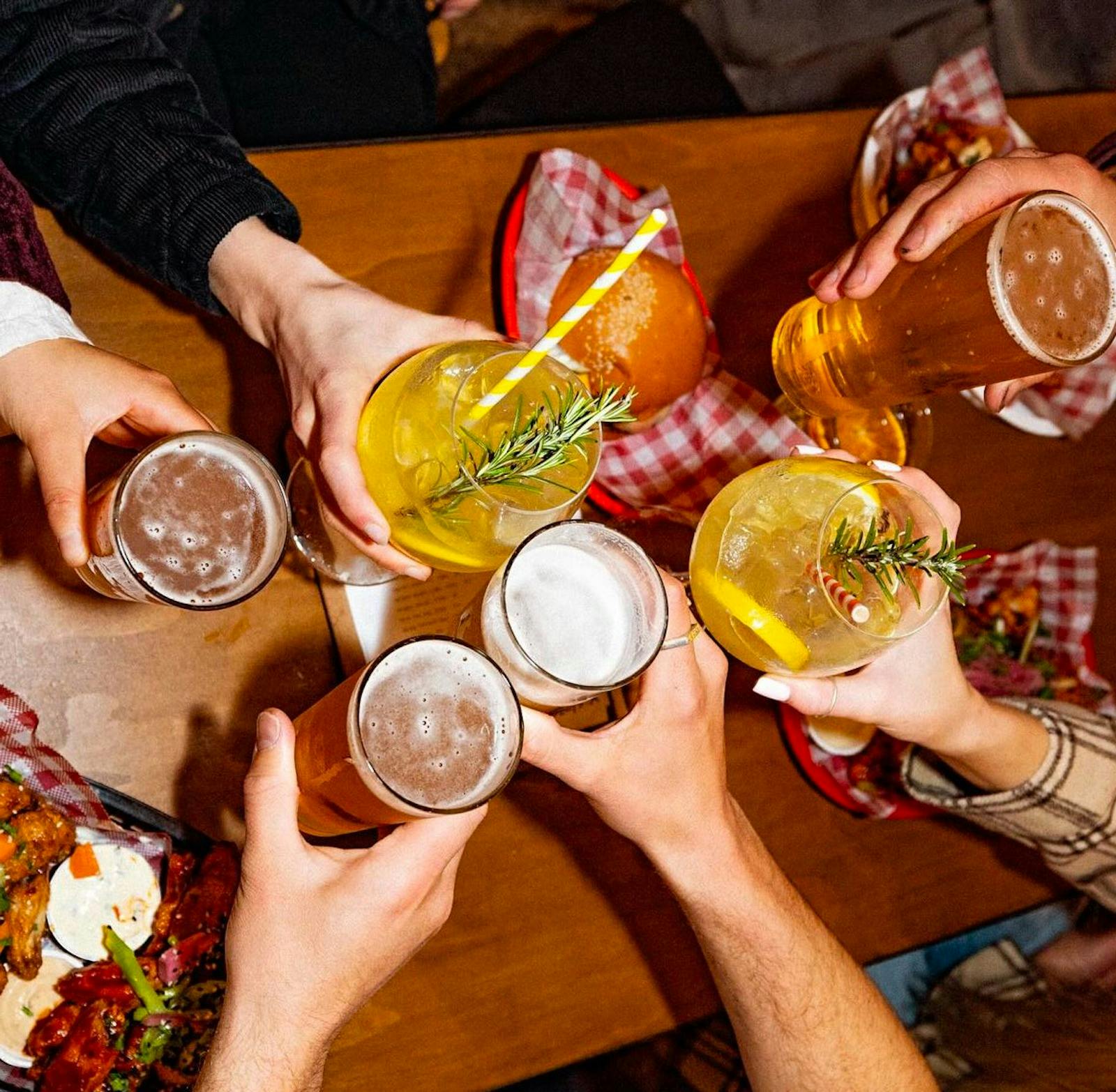 beers, vinos and great cocktails