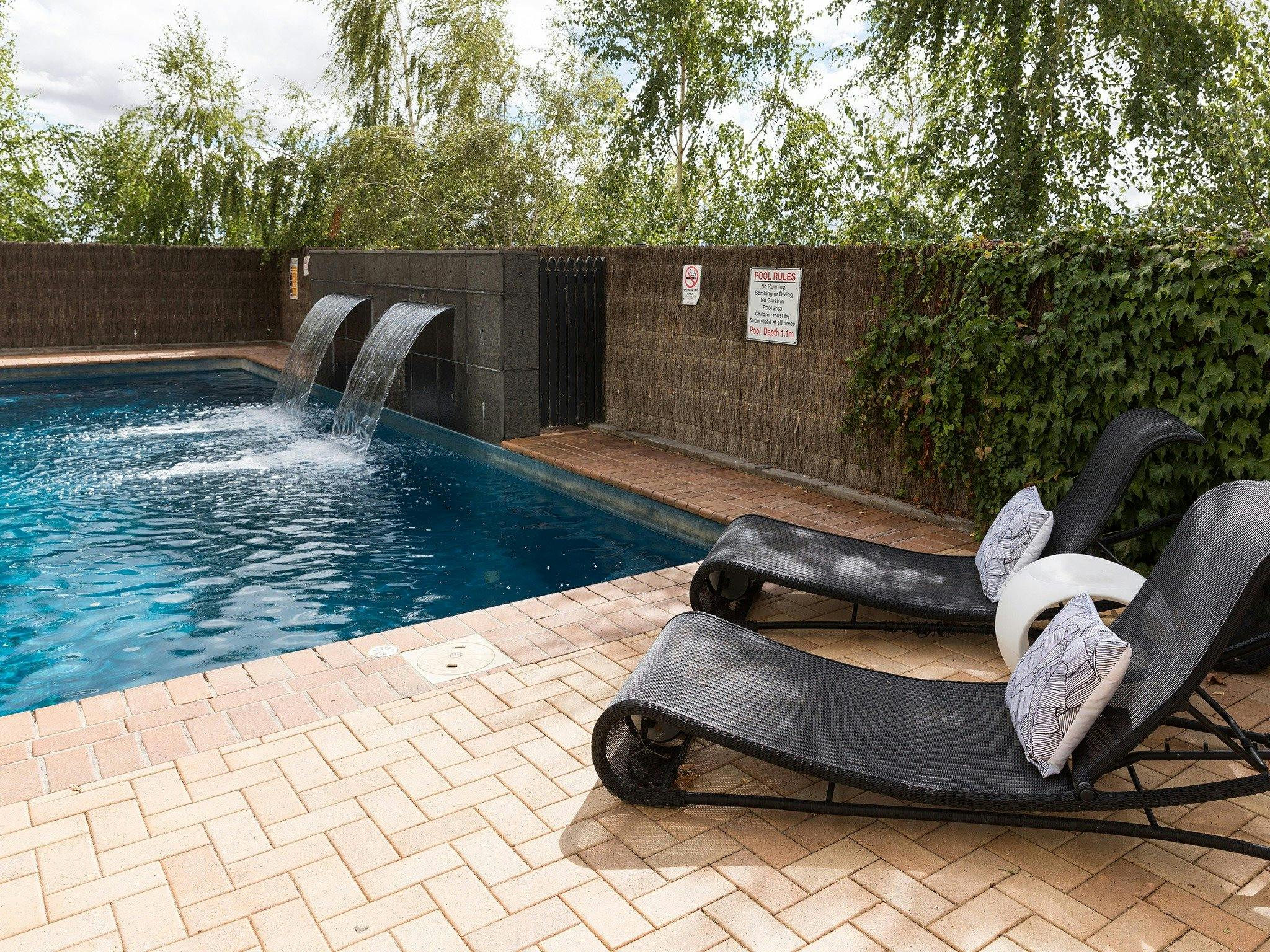 리지스 배서스트 수영장