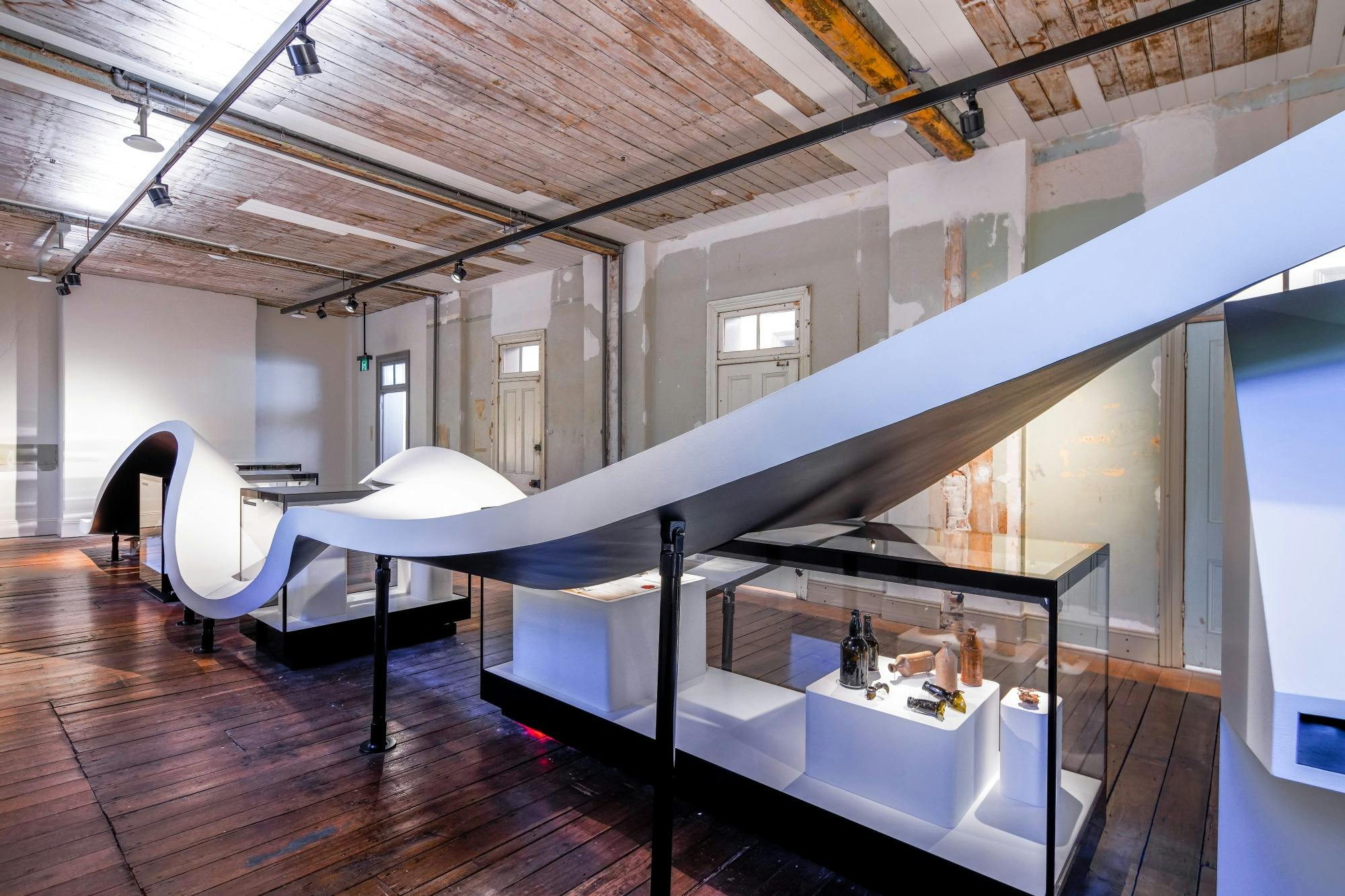 博物館の展示品が展示されている部屋