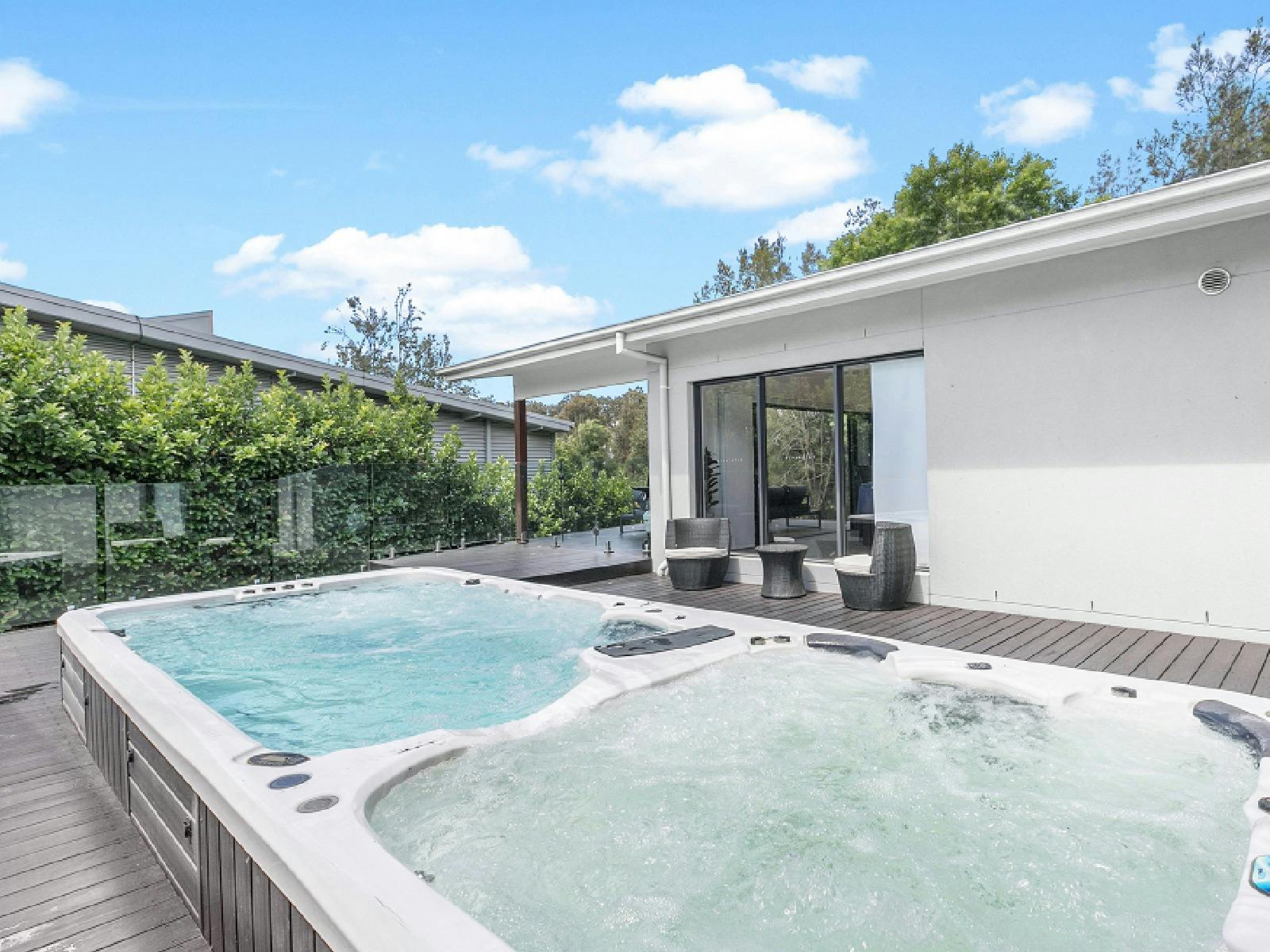 Vista Elms outdoor spa and deck