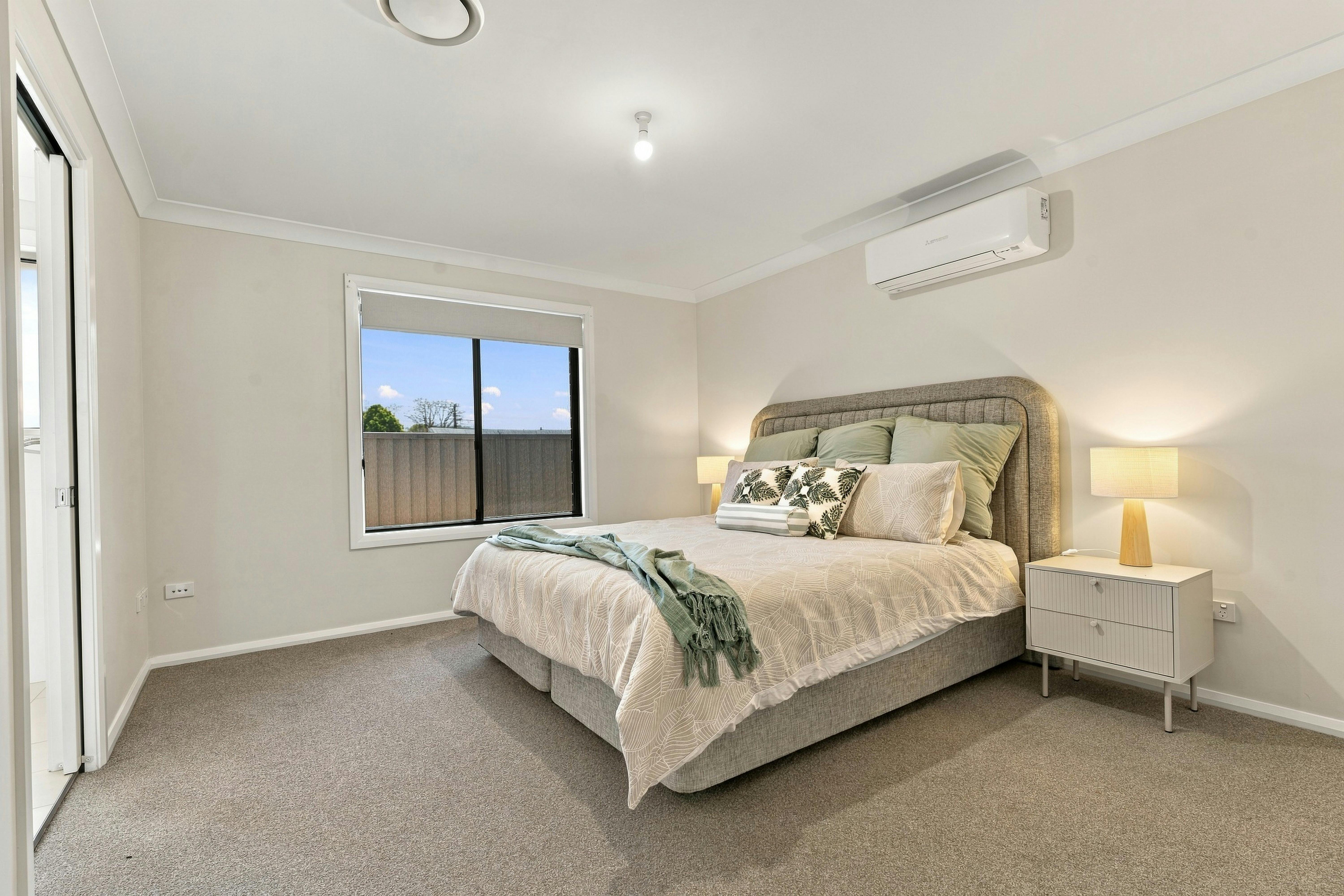 Main bedroom with ensuite, heating & cooling