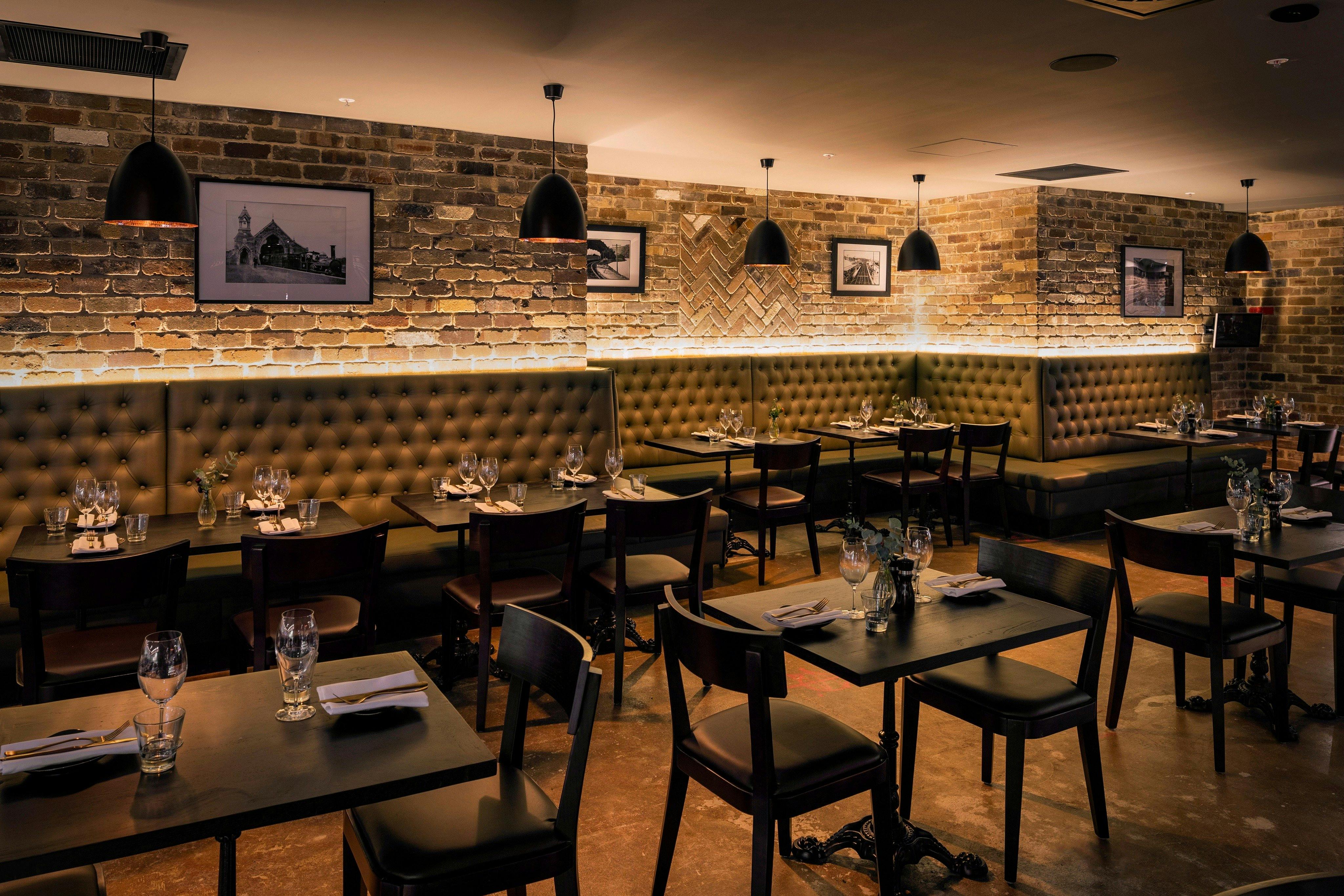 设有展位座位、深色木桌和椅子的场地