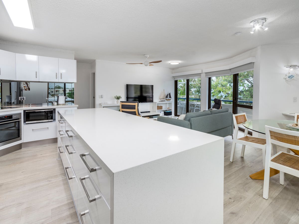 Kitchen, dining and lounge area