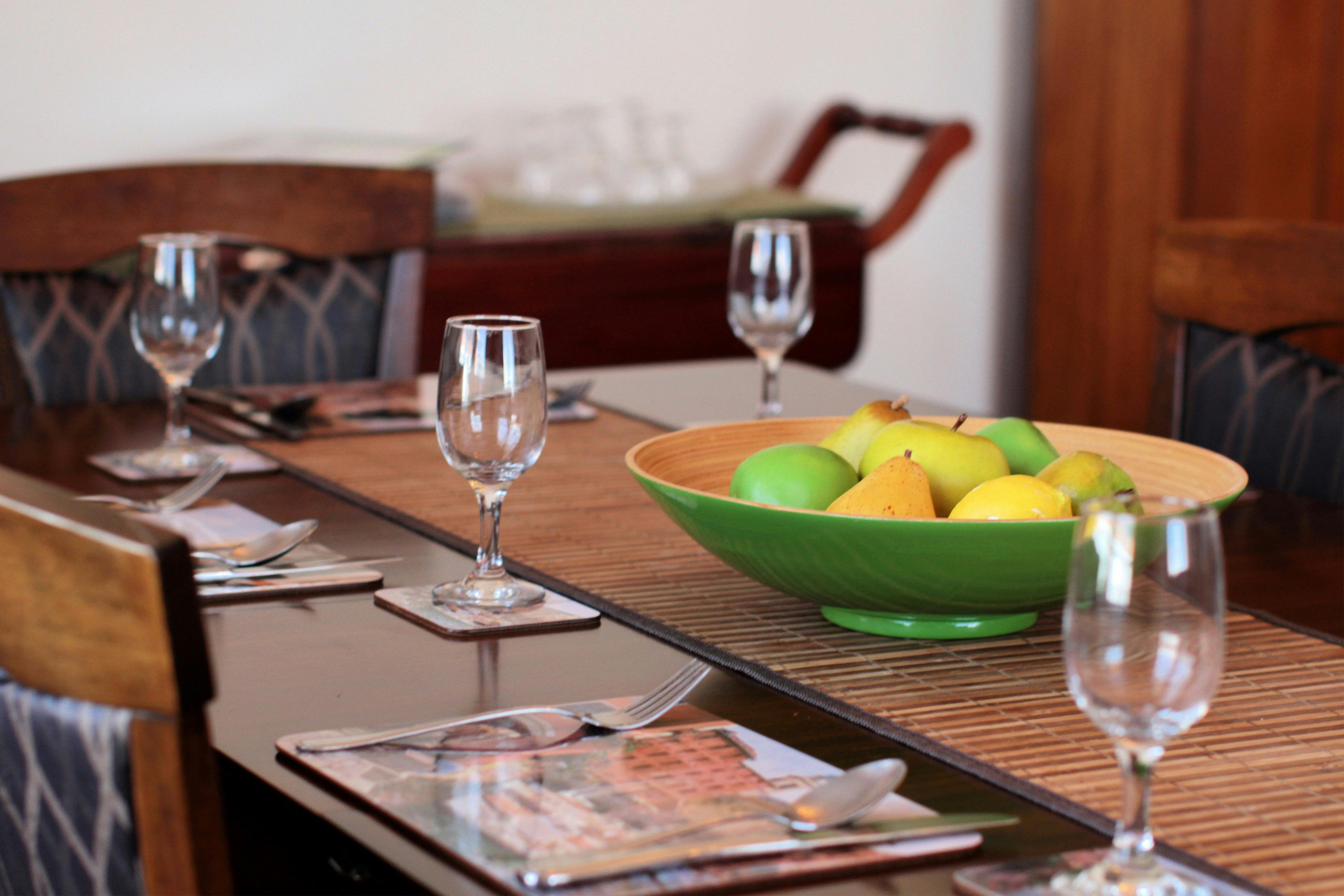 Dining for up to 10 guests