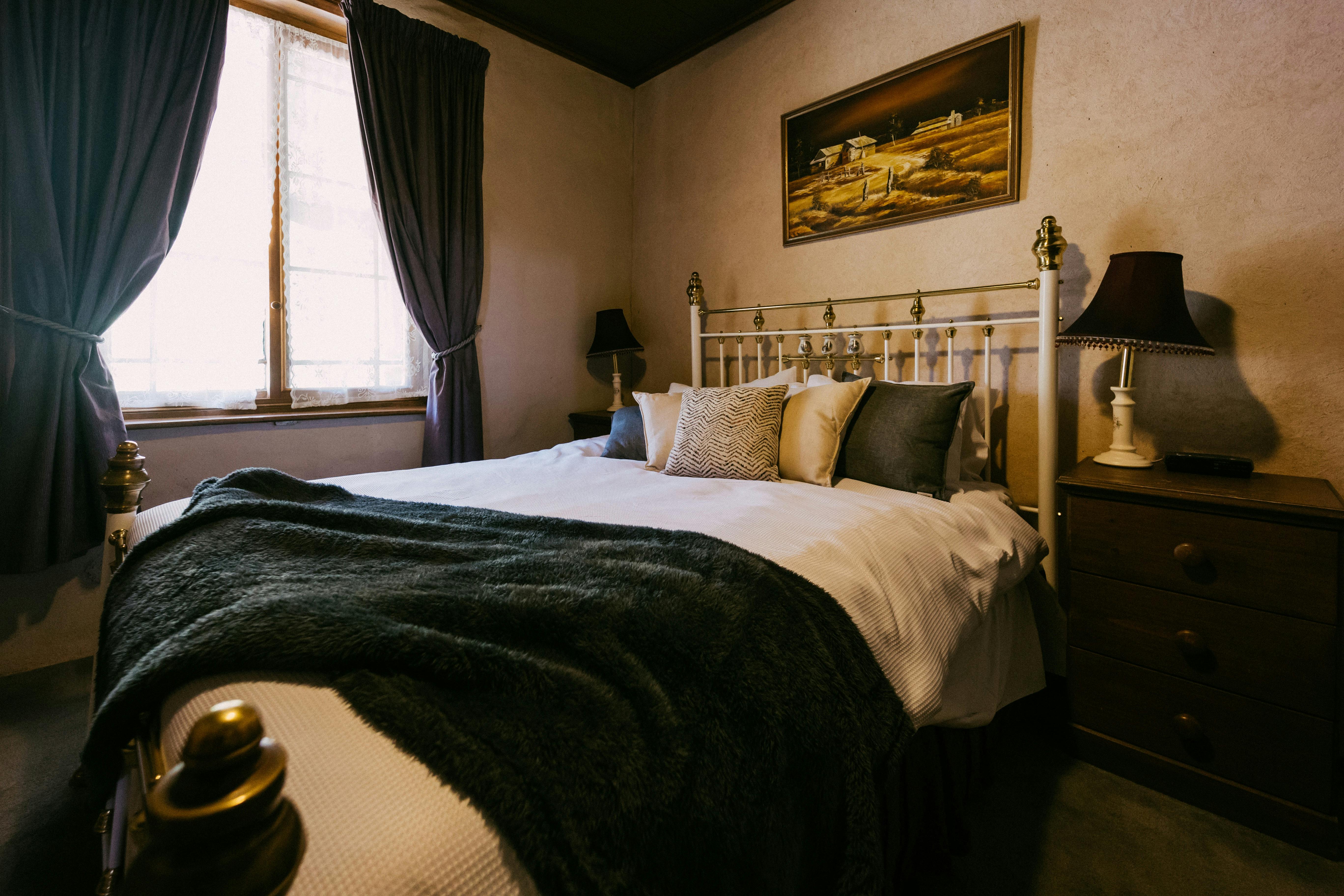 Mintaro Hideaway - Jollys Rest and Carpenter  bedrooms with brass beds