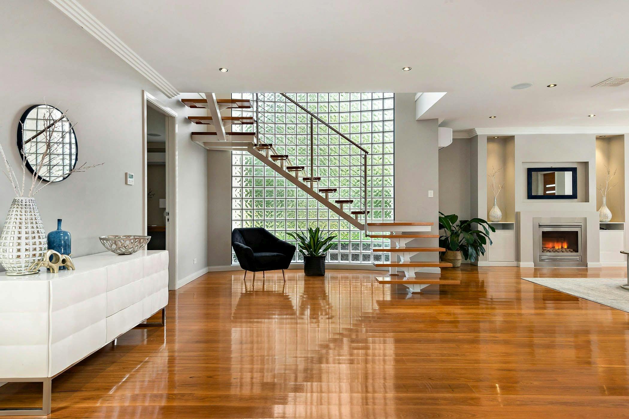 Treppe und Schlafzimmer im Erdgeschoss