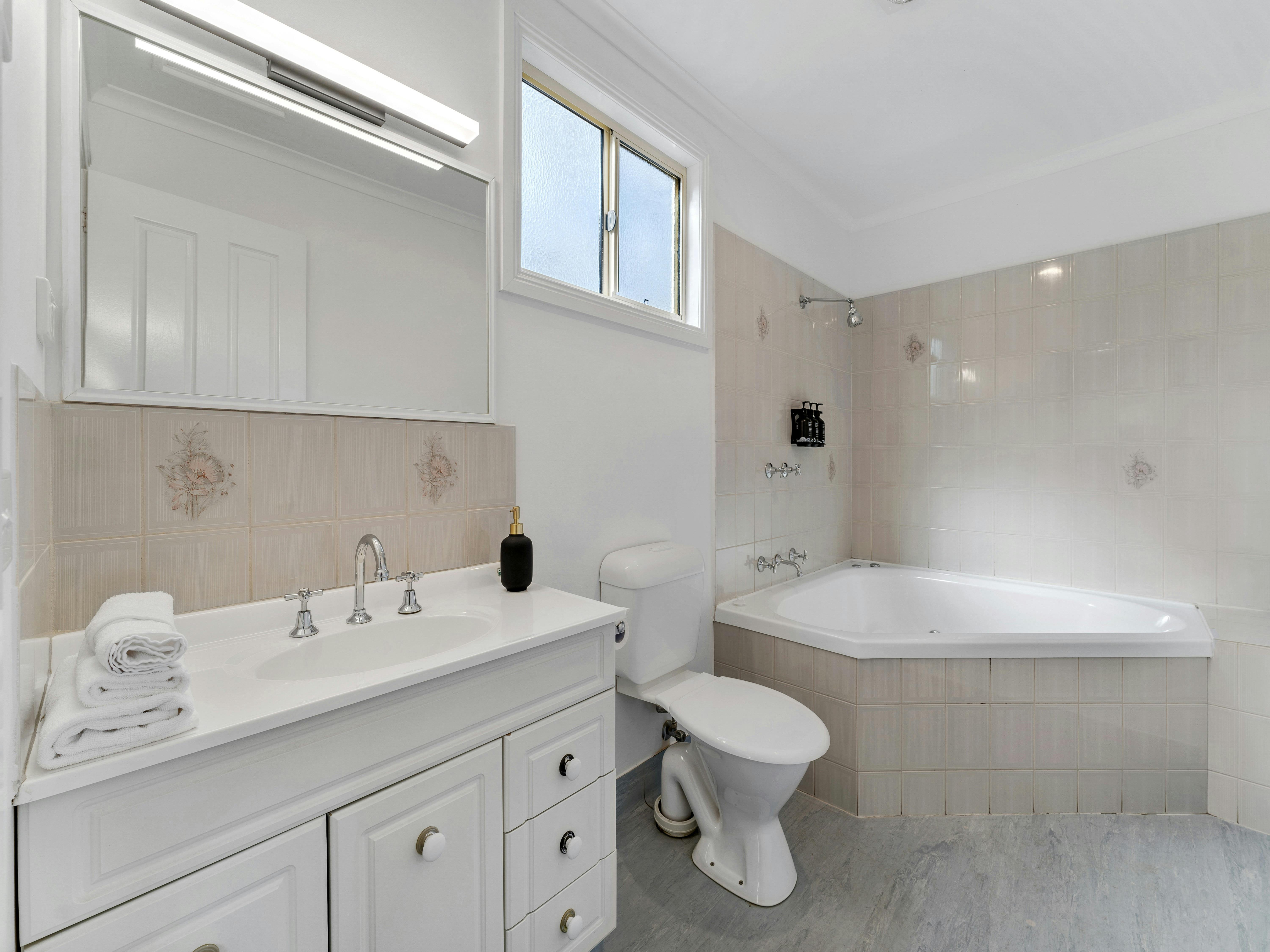 Pet Friendly Two Bedroom Spa Cabin – Bogong | Tasman Holiday Parks - Bright