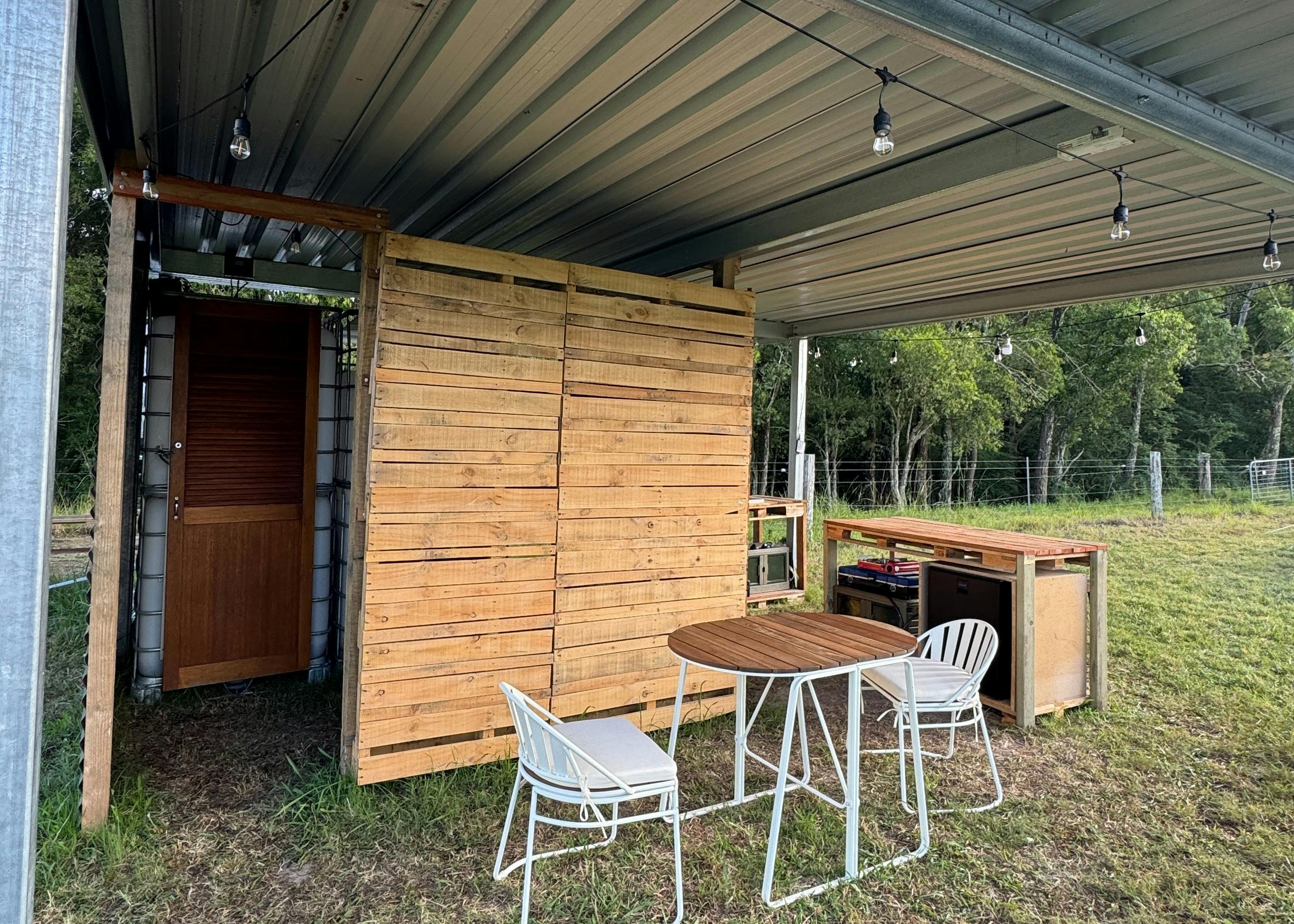 캠프장 욕실 입구 식사 공간 주방 공간은 모두 지붕이 있습니다.