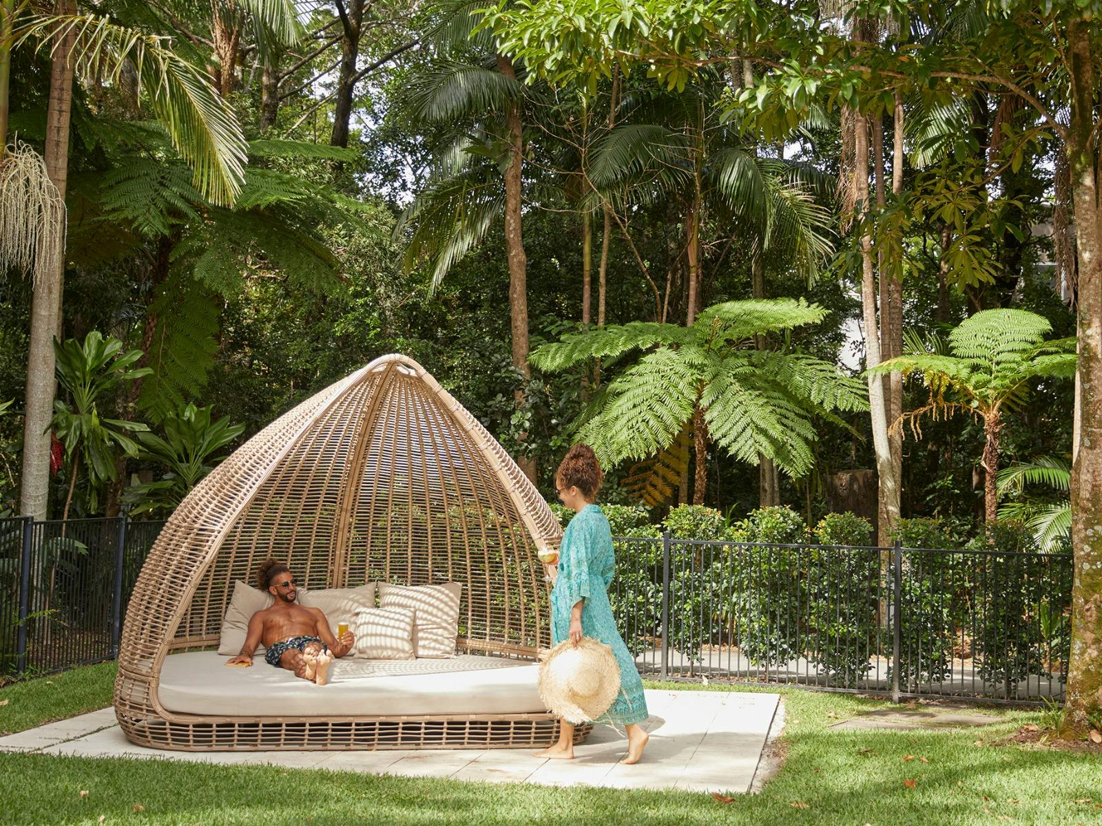 クリスタルブルック・バイロンのプールサイドベッド