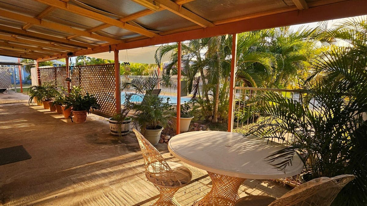 Savannah Shores outdoor area